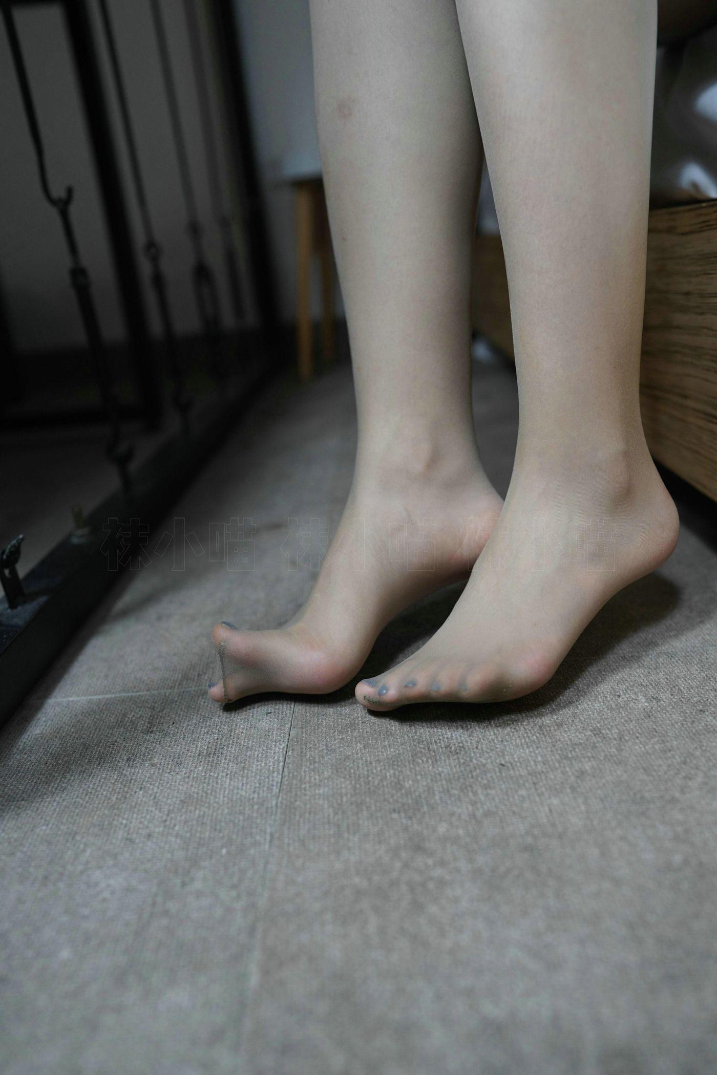 袜小喵 KT249 同事帮我修电视：下 [99P]插图4