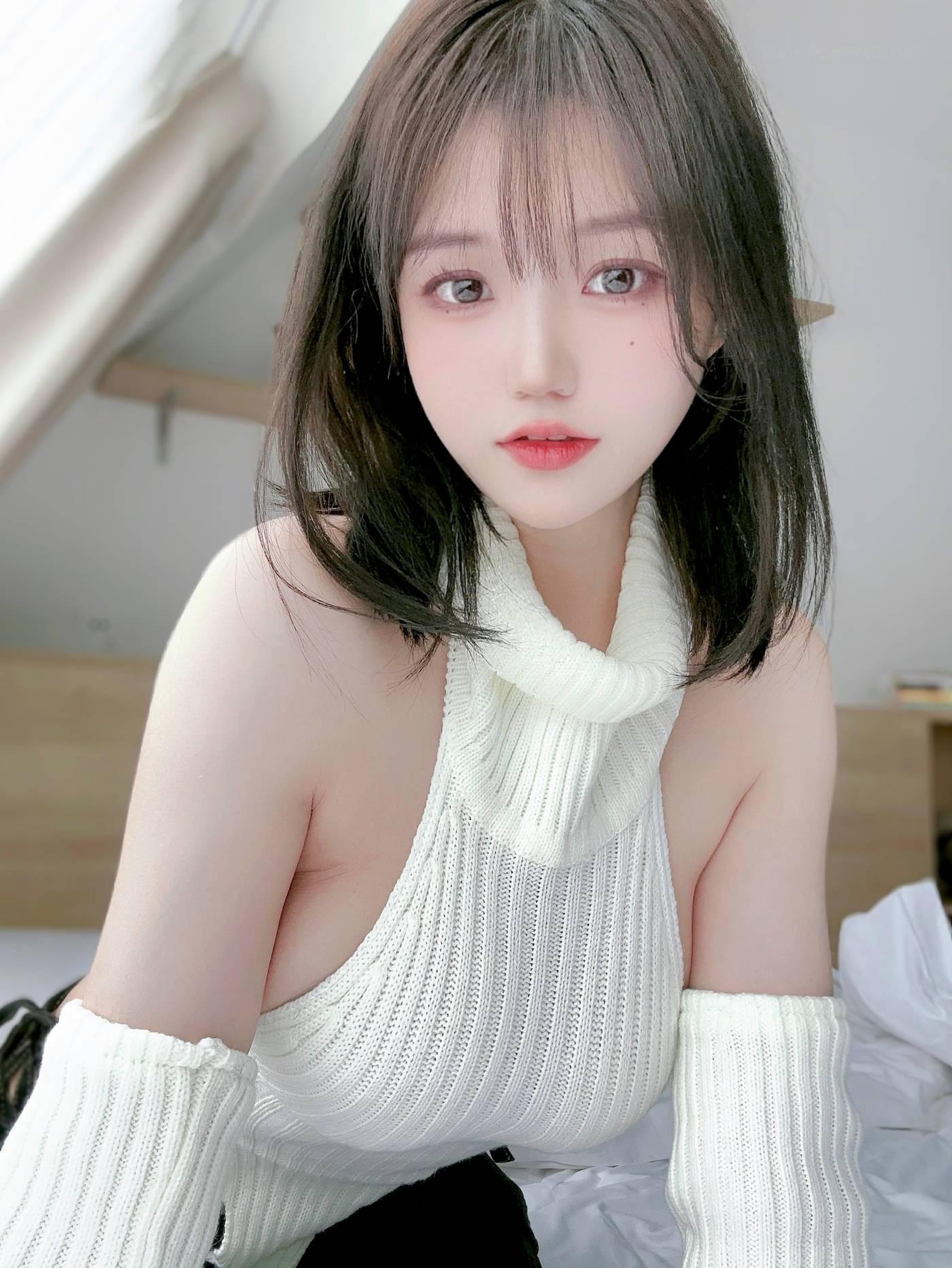 小仓千代w – NO.34 2022年12月fantia会员合集（7期）-2022-12-14 白色露背毛衣([14P]插图7