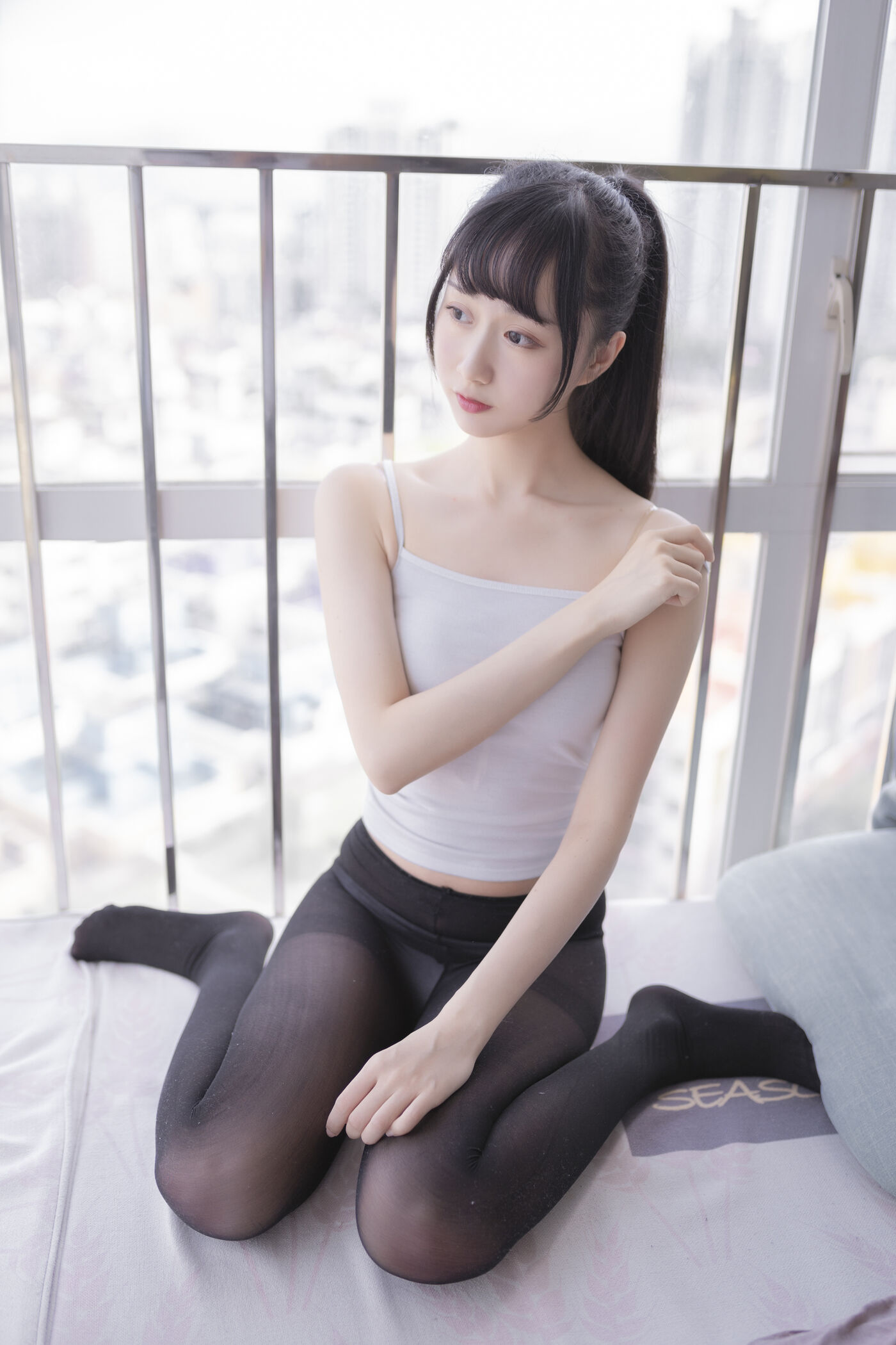 木绵绵OwO  背心黑丝居家写真 [29P]插图1