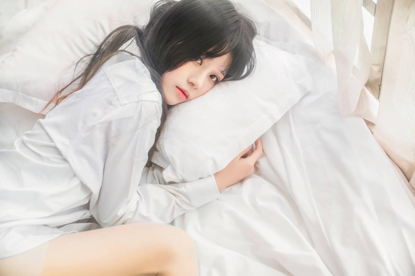 桜桃喵 – NO.70 白衬衫散发 [49P]插图1