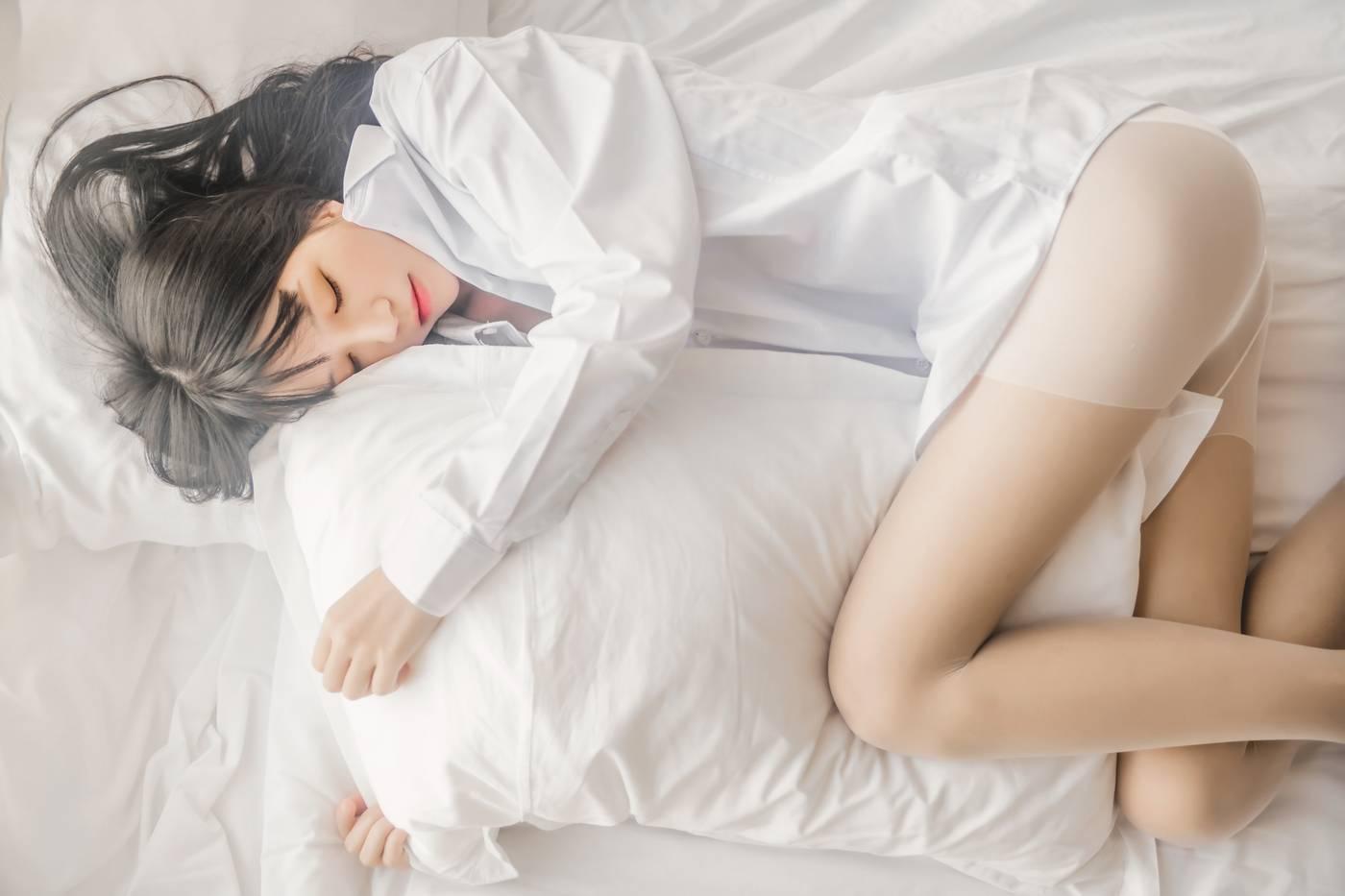 桜桃喵 – NO.70 白衬衫散发 [49P]插图3