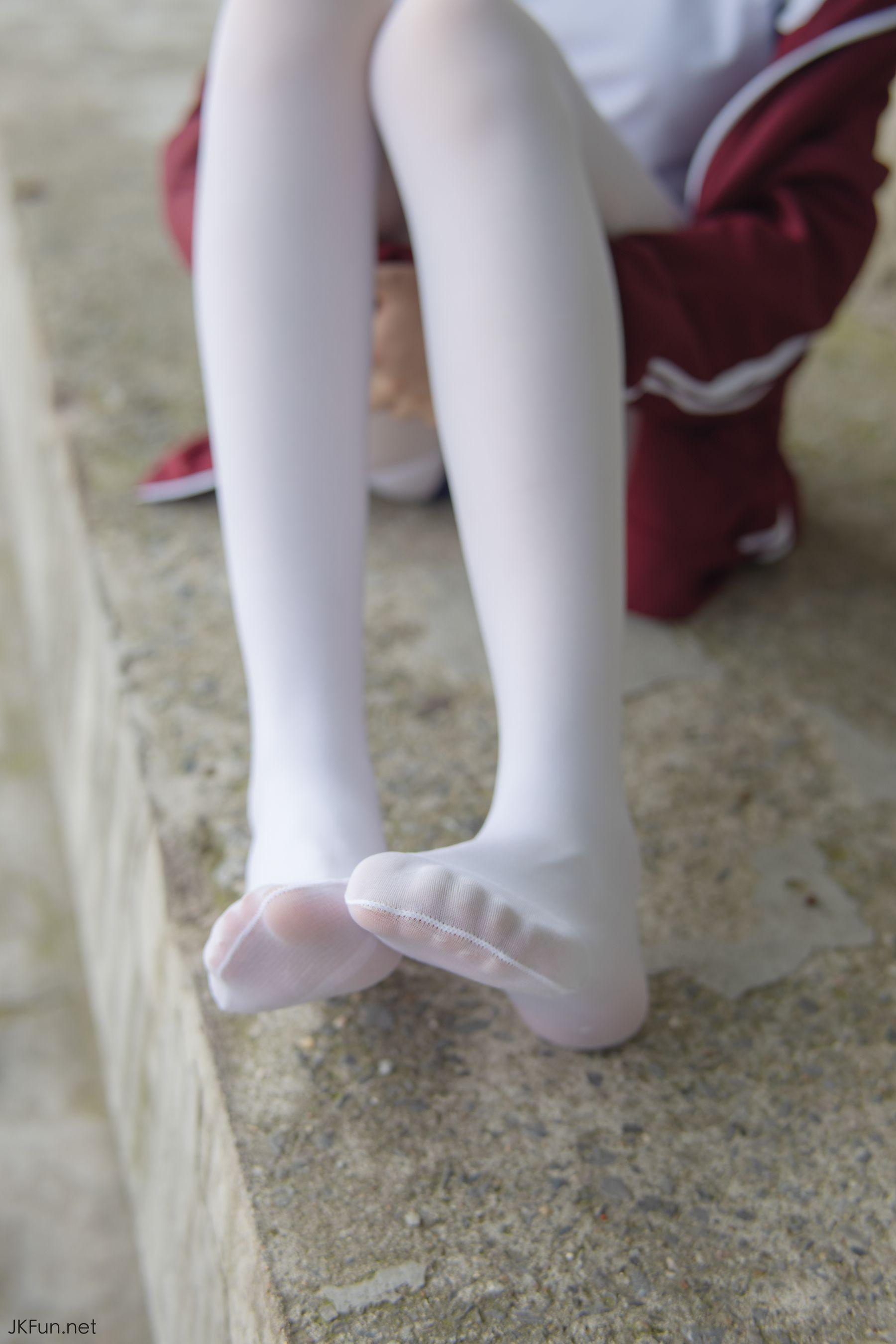 [森萝财团] JKFUN-019 Aika 80D白丝外景体操服 [107P]插图1