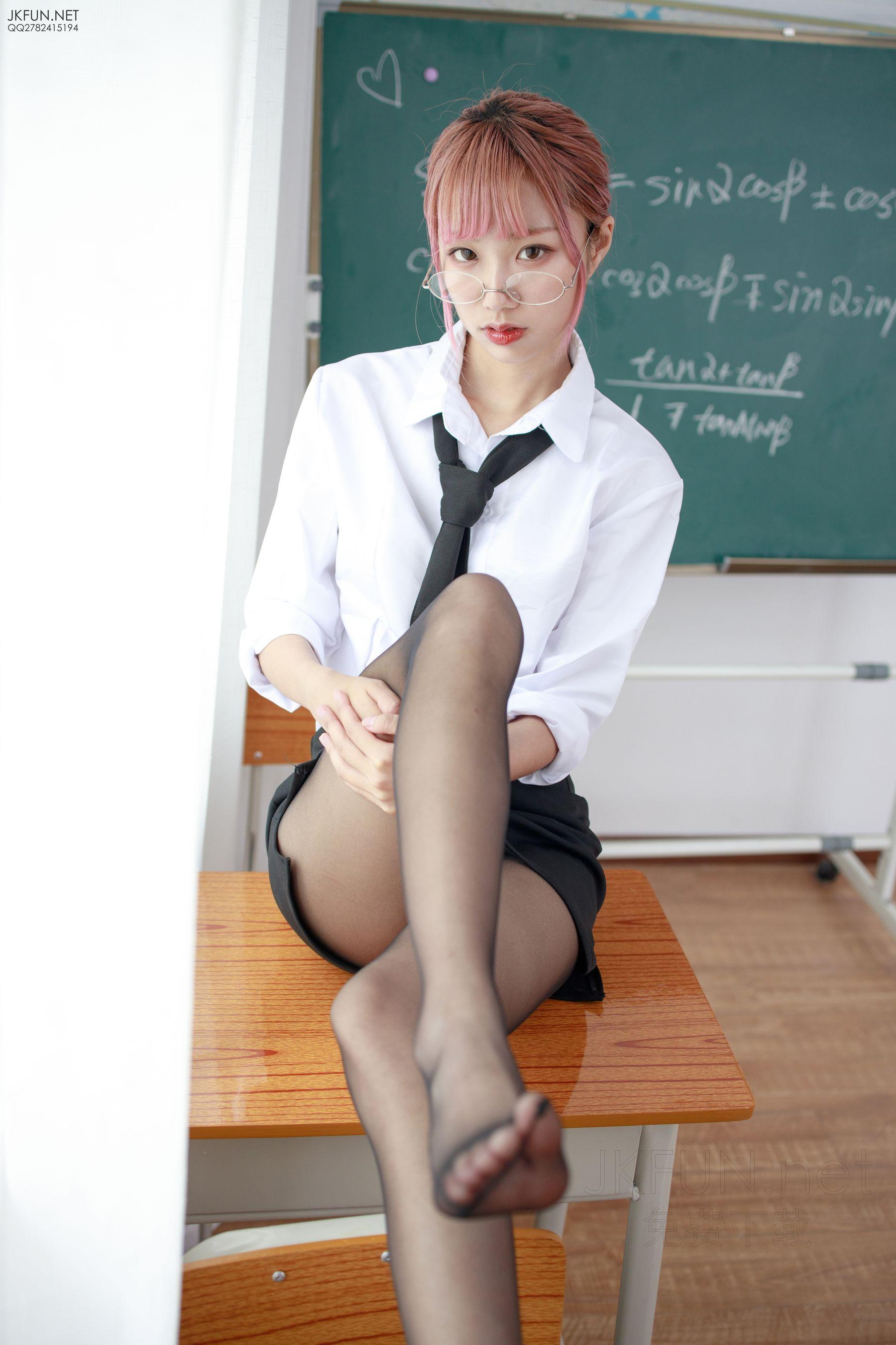 [森萝财团] JKFUN-011 20D黑丝肉丝吊带袜 教师制服 [99P]插图2