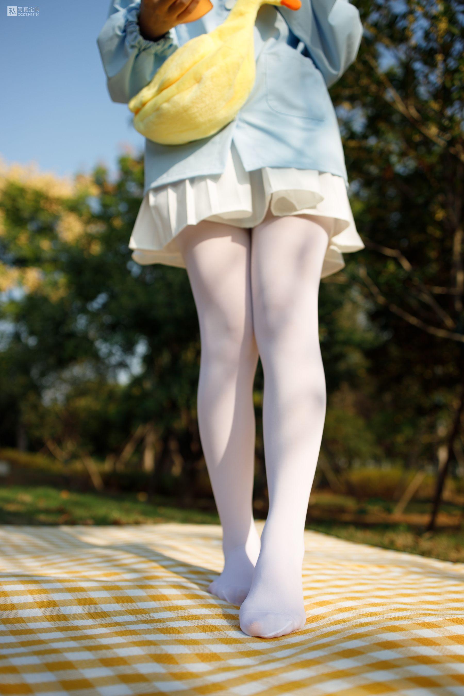 [森萝财团] JKFUN-031 默陌 踩物白丝50D 野餐、爆蛋和彩蛋 [23P]插图1