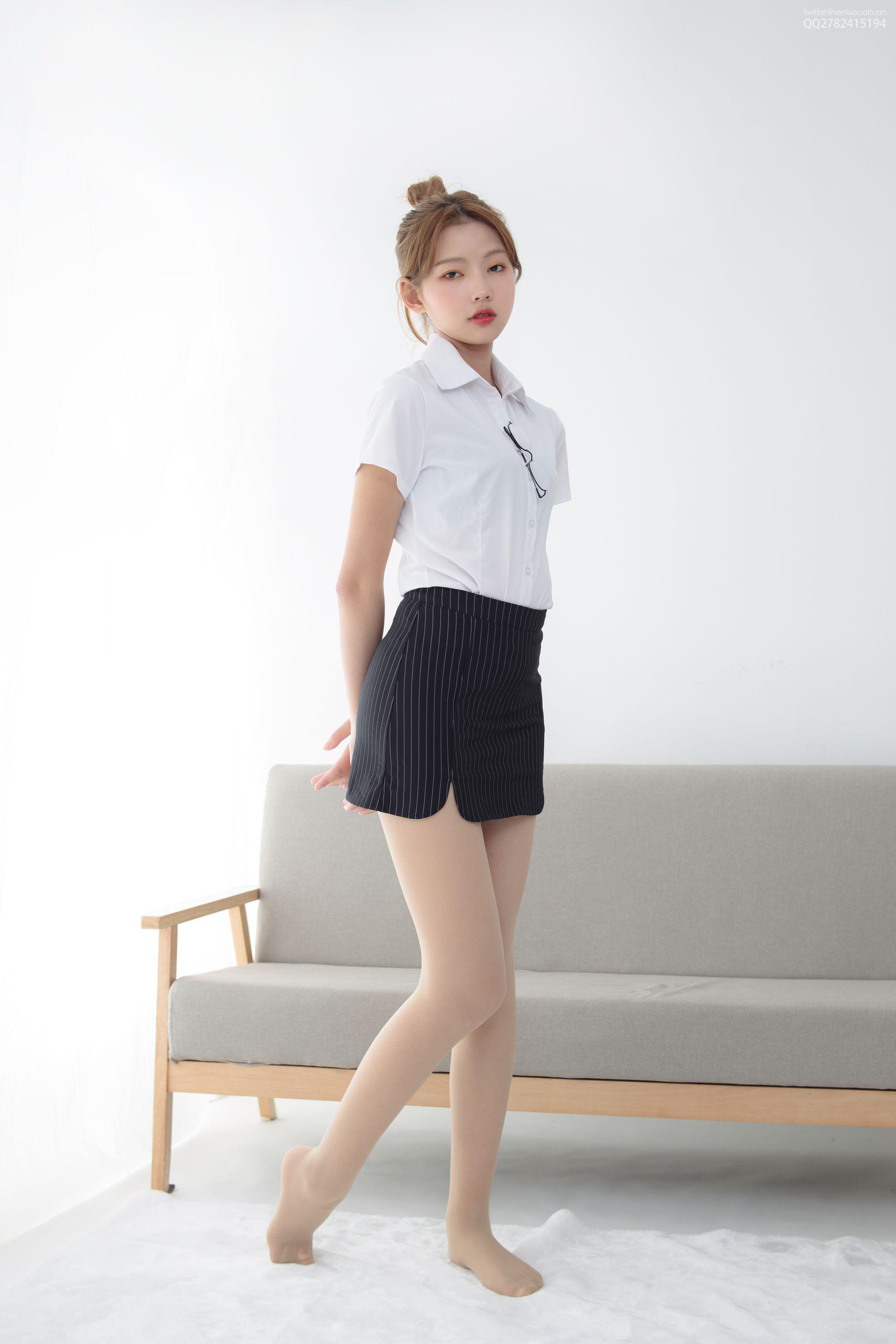 [森萝财团] JKFUN-046 50D肉丝 OL一定要搭配眼镜 [63P]插图2