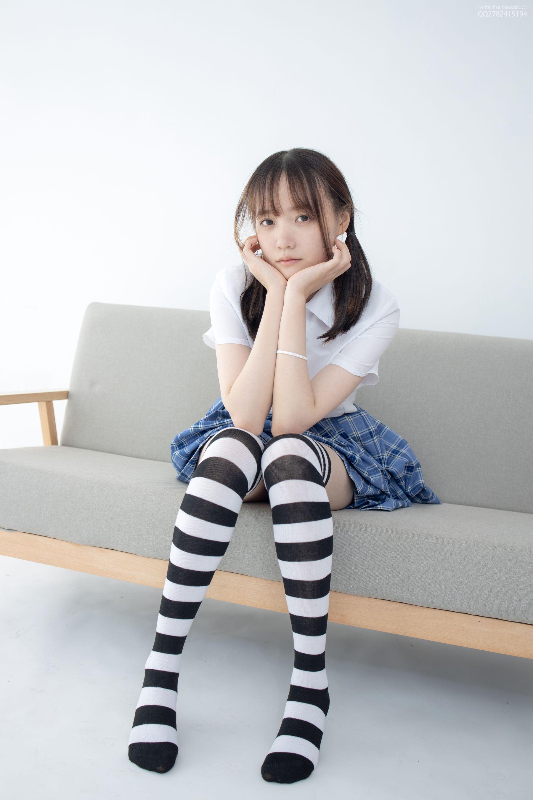 [森萝财团] JKFUN-042 Aika 百元团定制1-4 黑白高筒袜 [36P]插图1