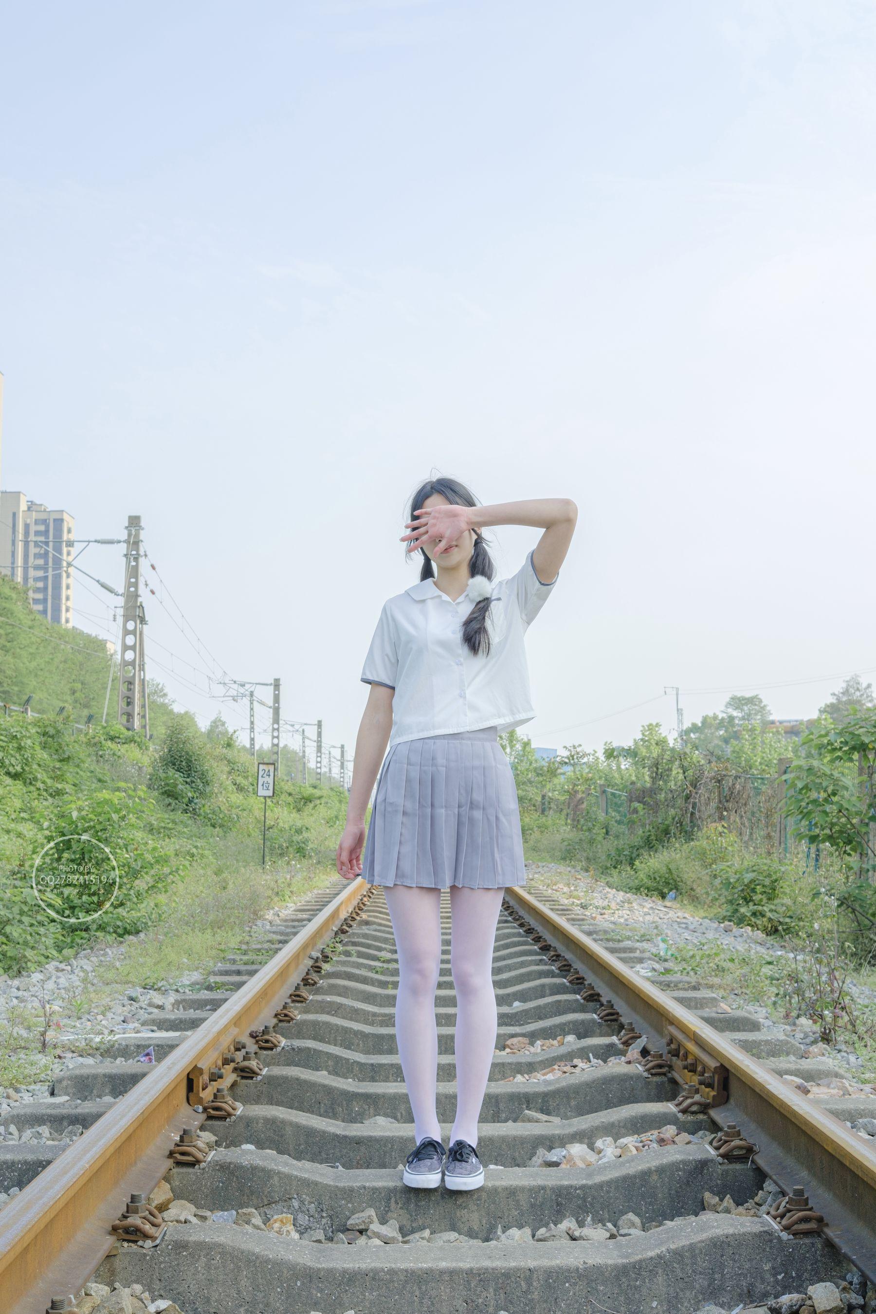 森萝财团写真 有料 NO.038 吸吸 铁轨边的JK白丝美少女 [60P]插图2