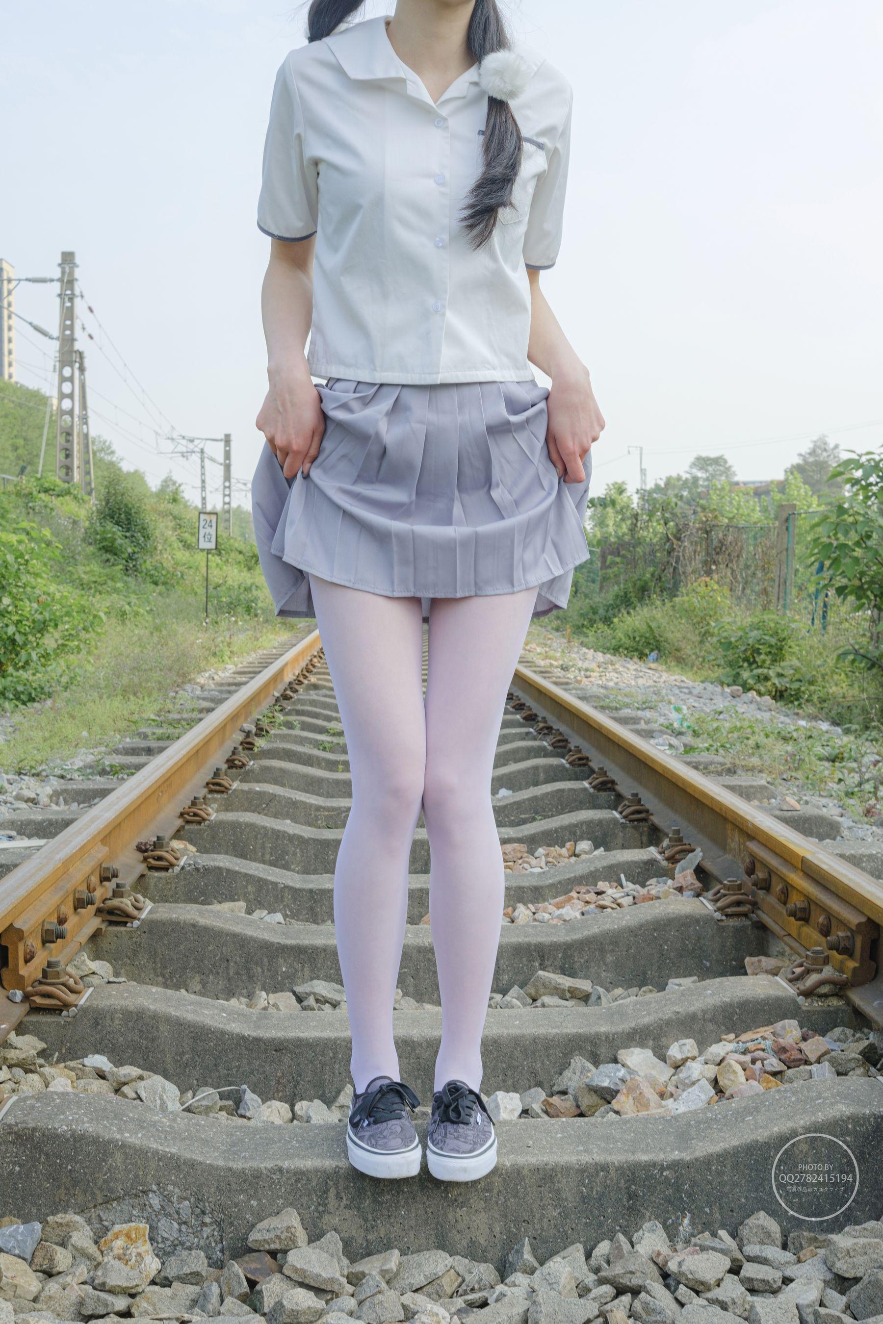 森萝财团写真 有料 NO.038 吸吸 铁轨边的JK白丝美少女 [60P]插图3