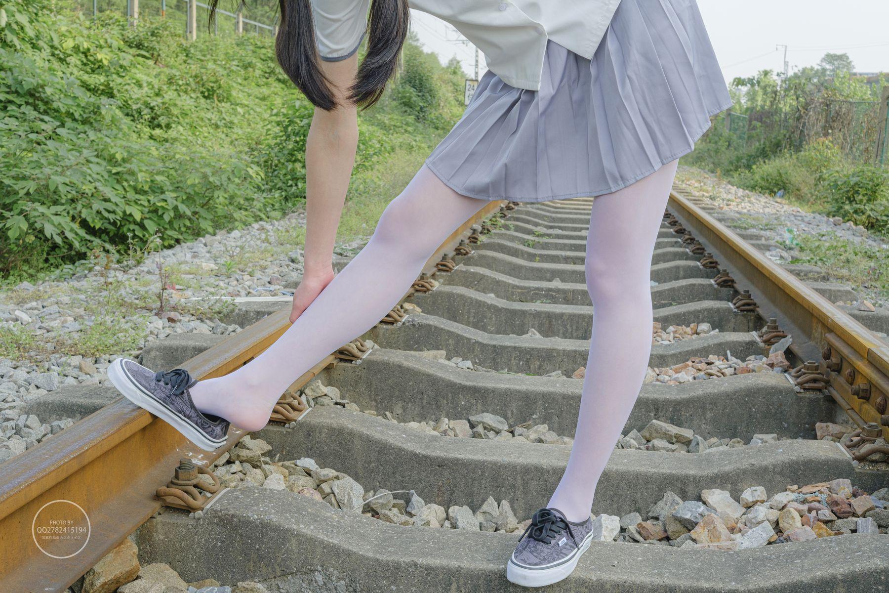 森萝财团写真 有料 NO.038 吸吸 铁轨边的JK白丝美少女 [60P]插图4