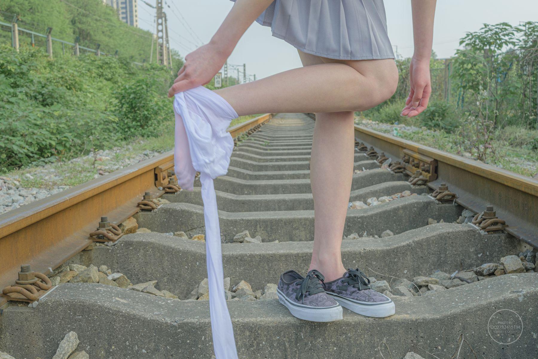 森萝财团写真 有料 NO.038 吸吸 铁轨边的JK白丝美少女 [60P]插图2
