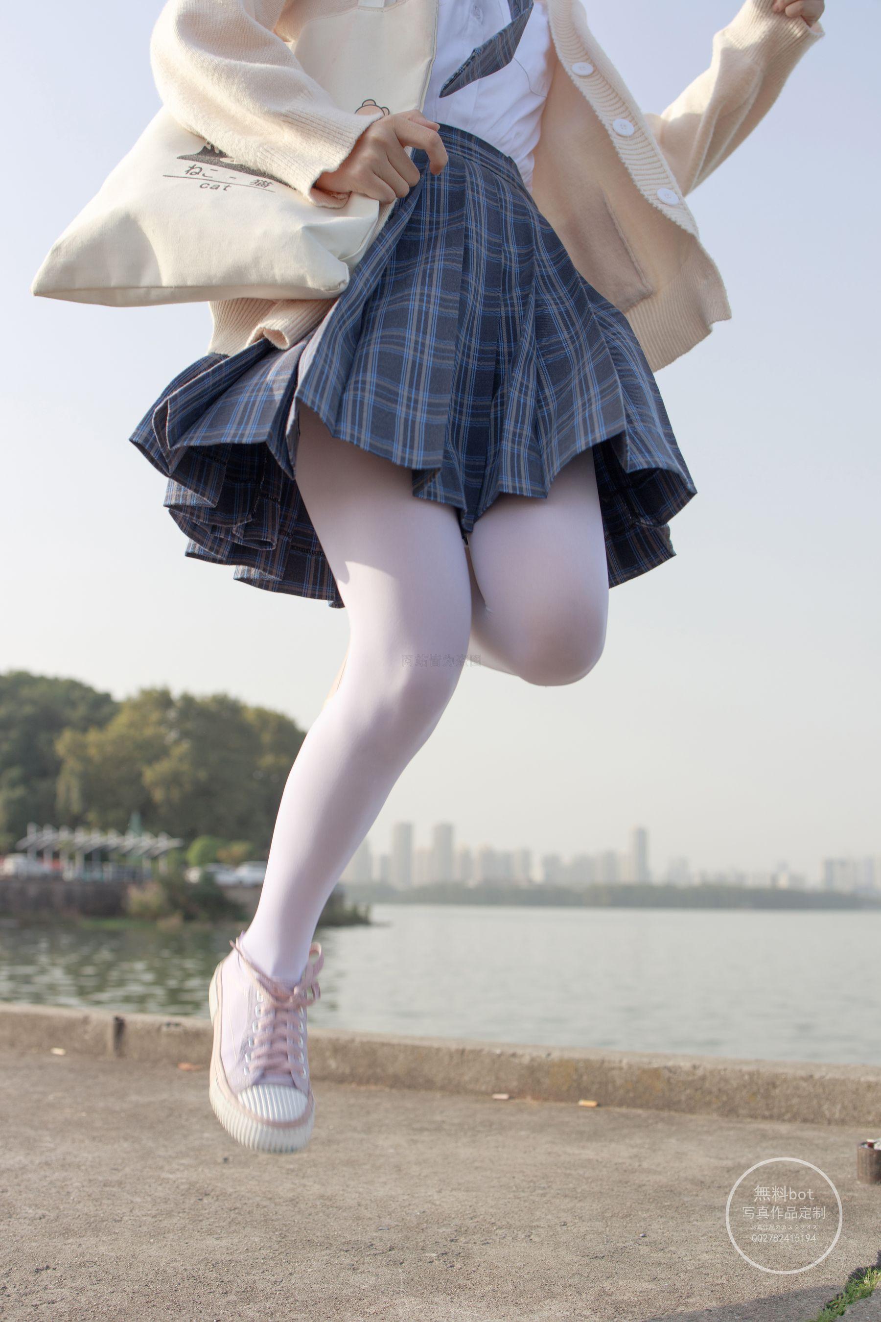 森萝财团写真 有料 NO.004 依依 湖边JK白丝 [76P]插图4