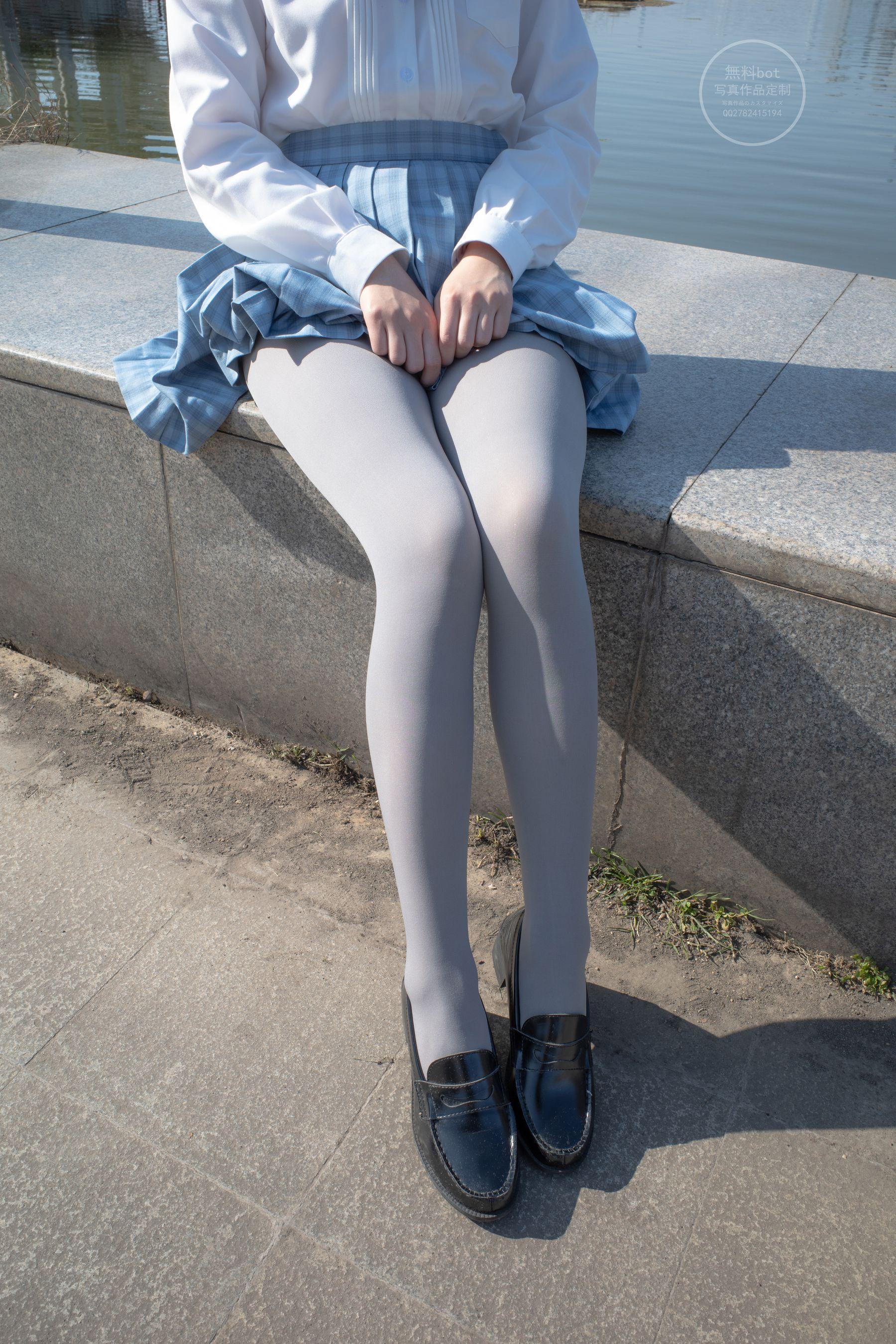 森萝财团写真 有料 NO.030 小香 户外公园里的JK制服灰丝美腿 [100P]插图5