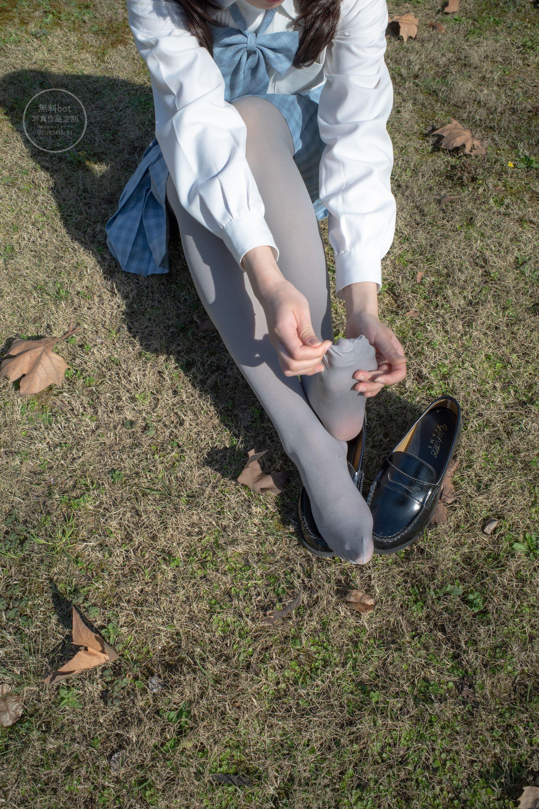 森萝财团写真 有料 NO.030 小香 户外公园里的JK制服灰丝美腿 [100P]插图4