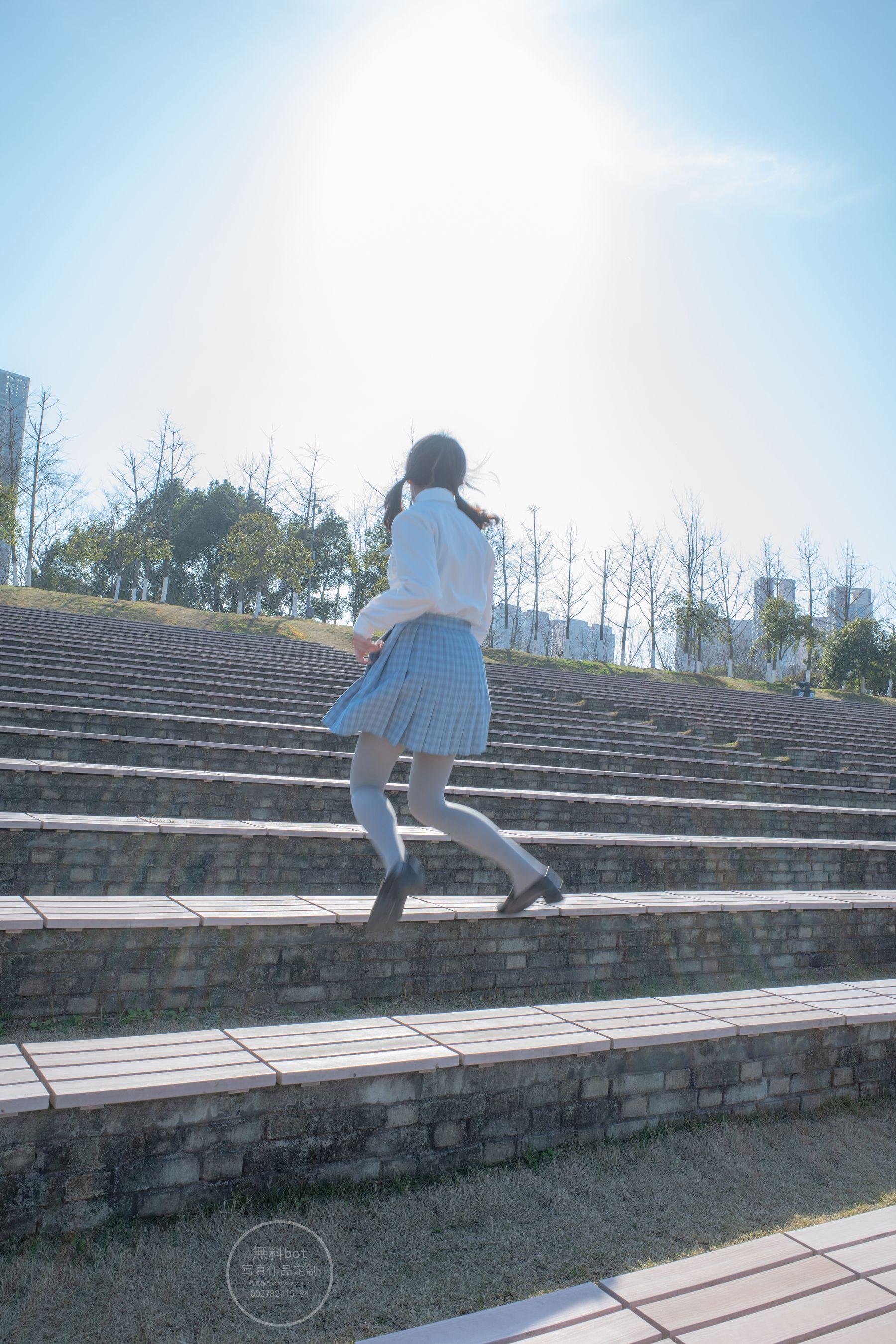 森萝财团写真 有料 NO.030 小香 户外公园里的JK制服灰丝美腿 [100P]插图9