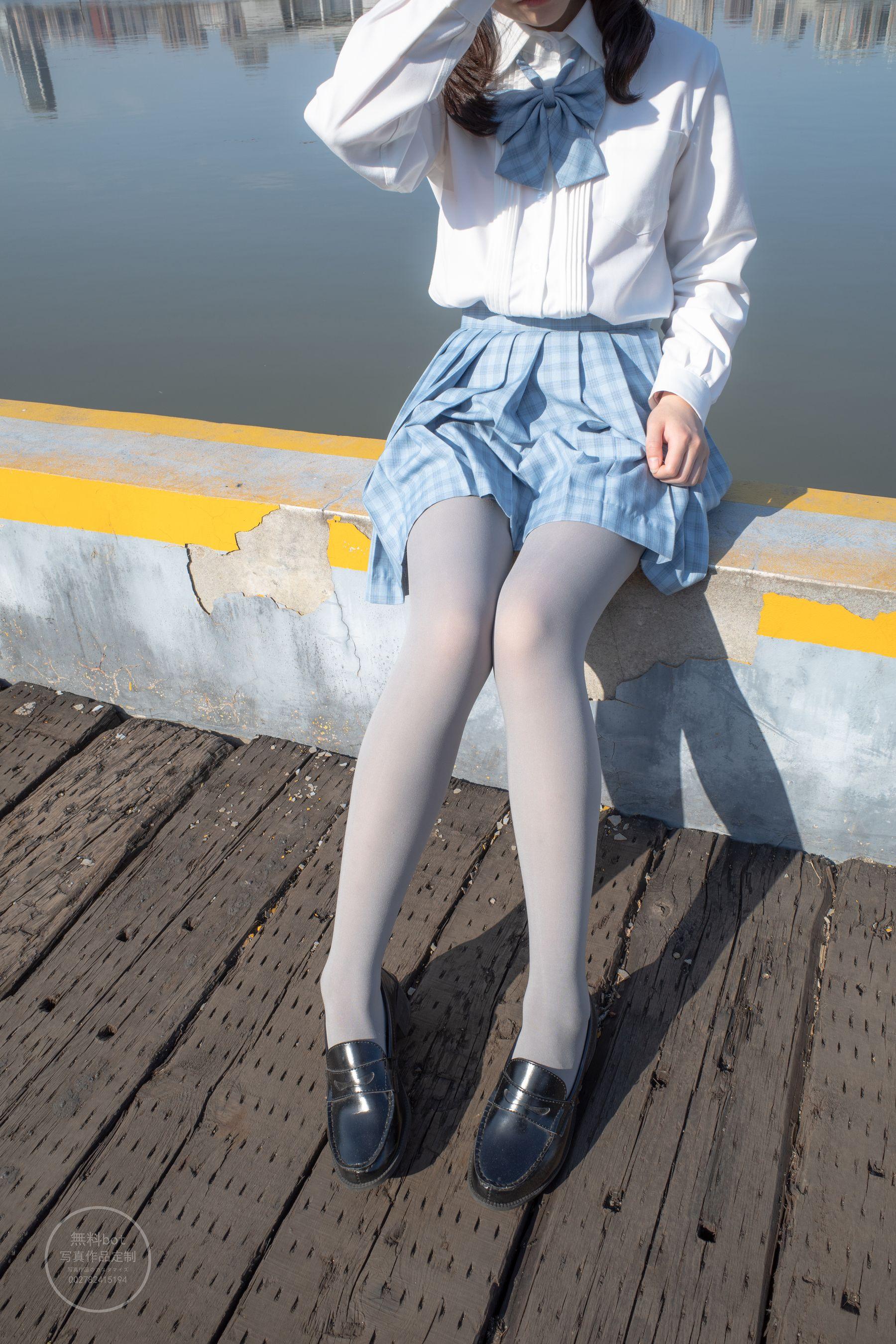 森萝财团写真 有料 NO.030 小香 户外公园里的JK制服灰丝美腿 [100P]插图2