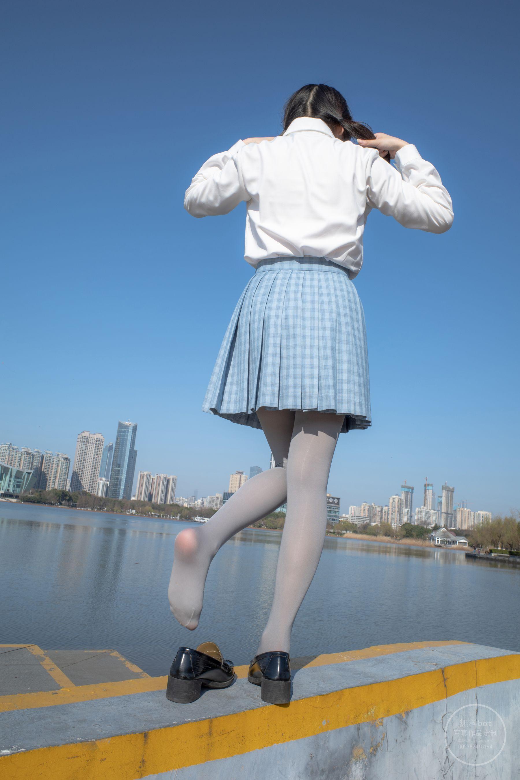 森萝财团写真 有料 NO.030 小香 户外公园里的JK制服灰丝美腿 [100P]插图7