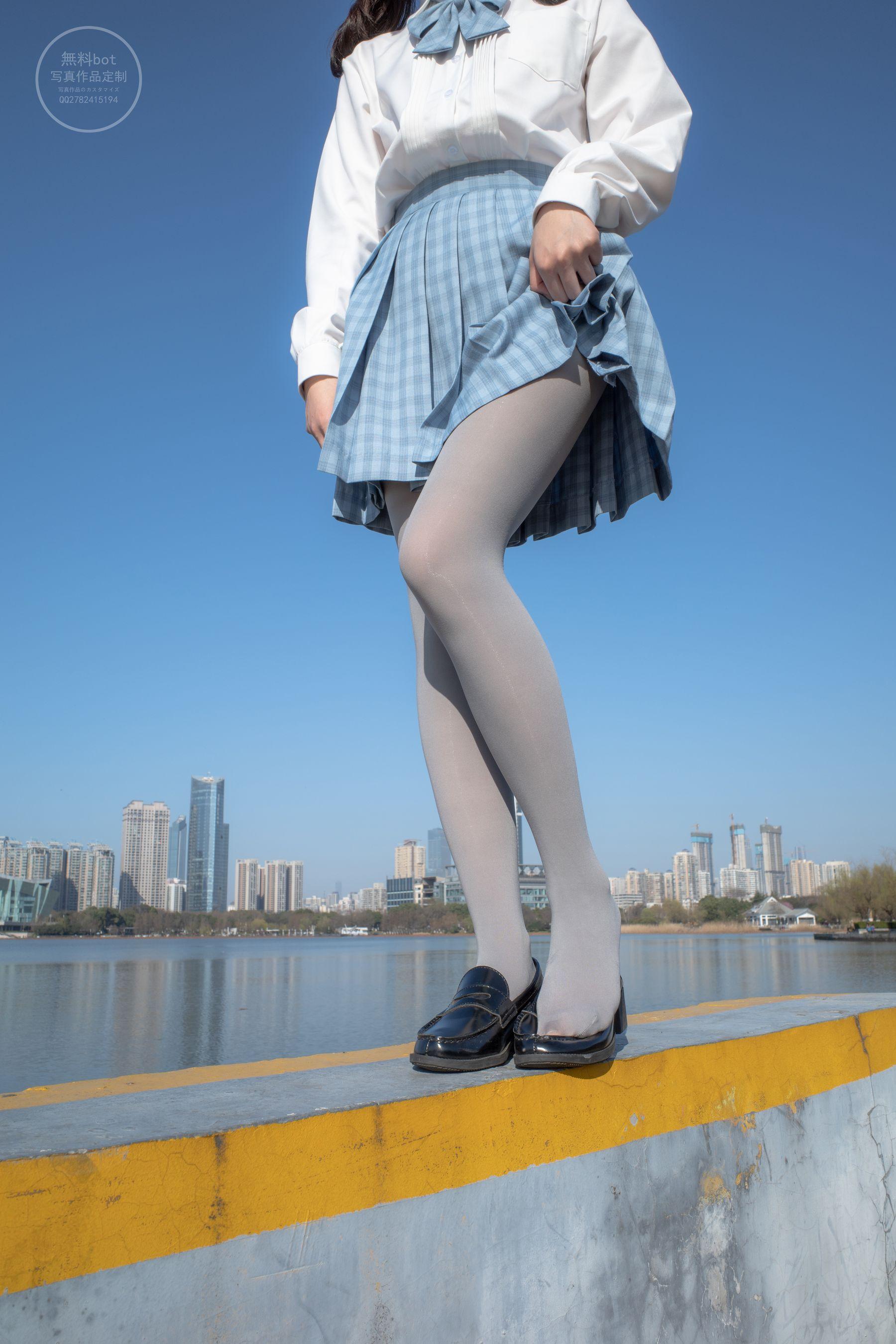 森萝财团写真 有料 NO.030 小香 户外公园里的JK制服灰丝美腿 [100P]插图8