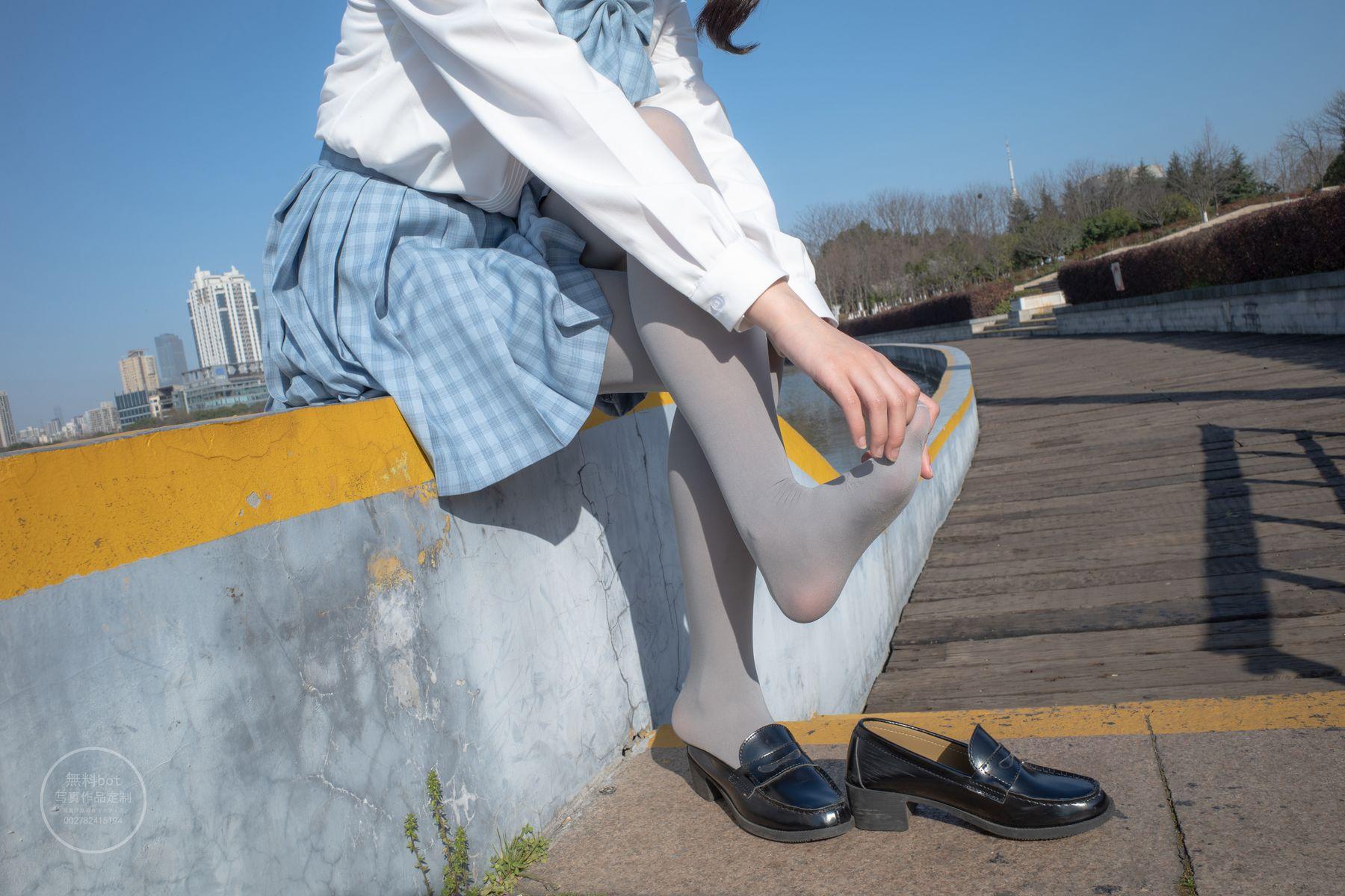 森萝财团写真 有料 NO.030 小香 户外公园里的JK制服灰丝美腿 [100P]插图1