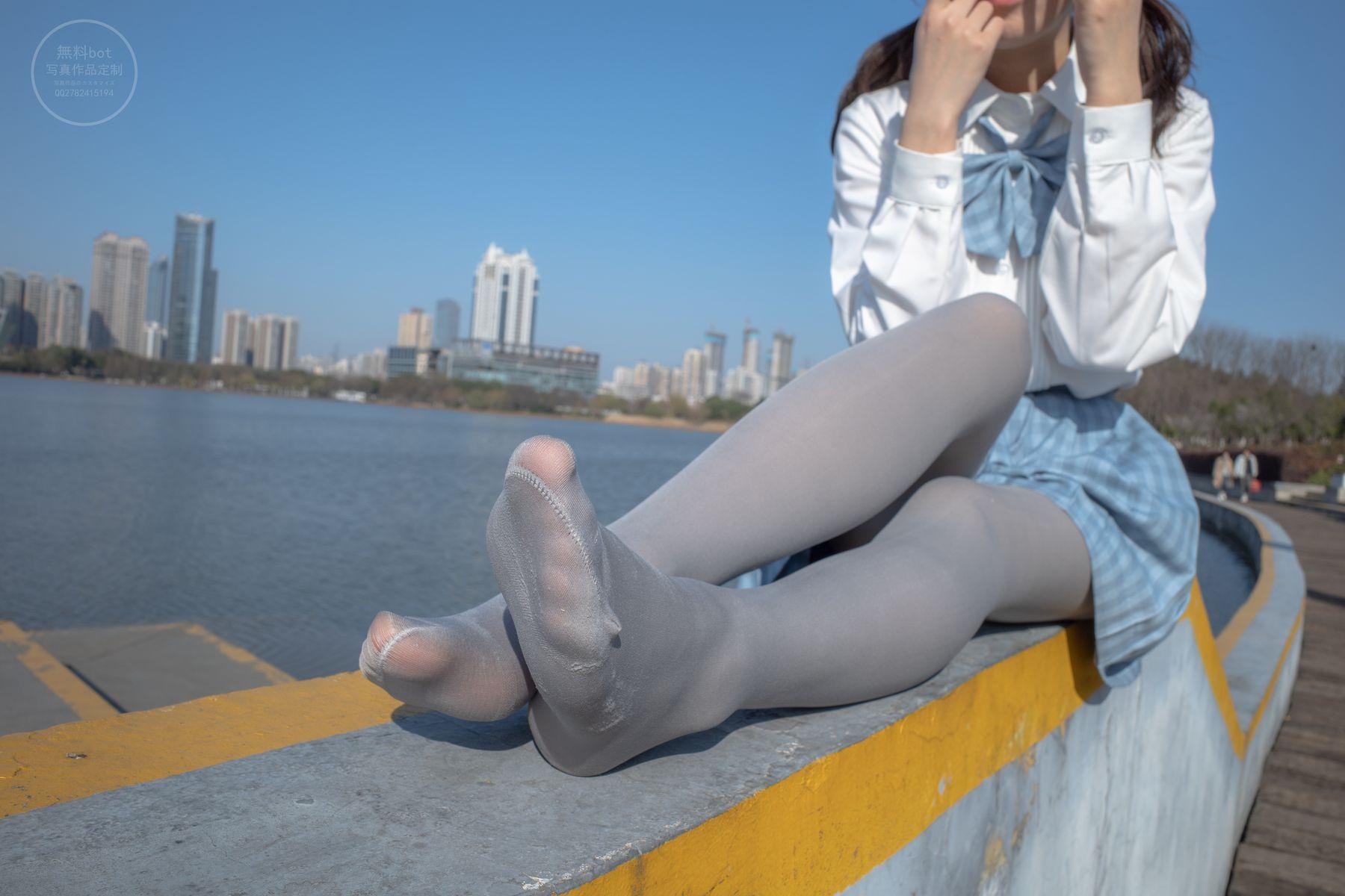 森萝财团写真 有料 NO.030 小香 户外公园里的JK制服灰丝美腿 [100P]插图