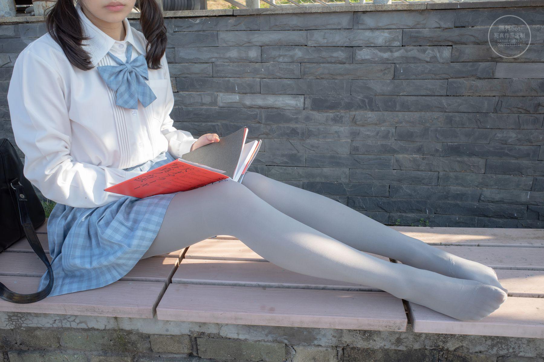 森萝财团写真 有料 NO.030 小香 户外公园里的JK制服灰丝美腿 [100P]插图4
