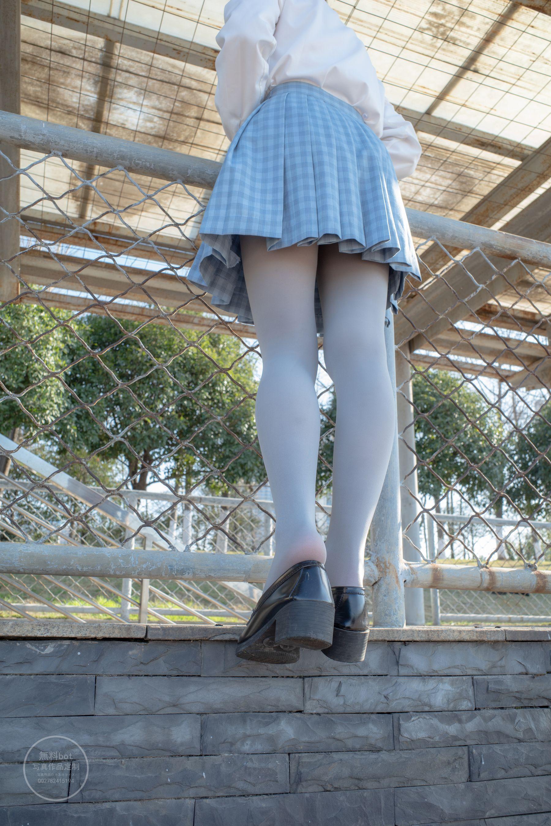 森萝财团写真 有料 NO.030 小香 户外公园里的JK制服灰丝美腿 [100P]插图9
