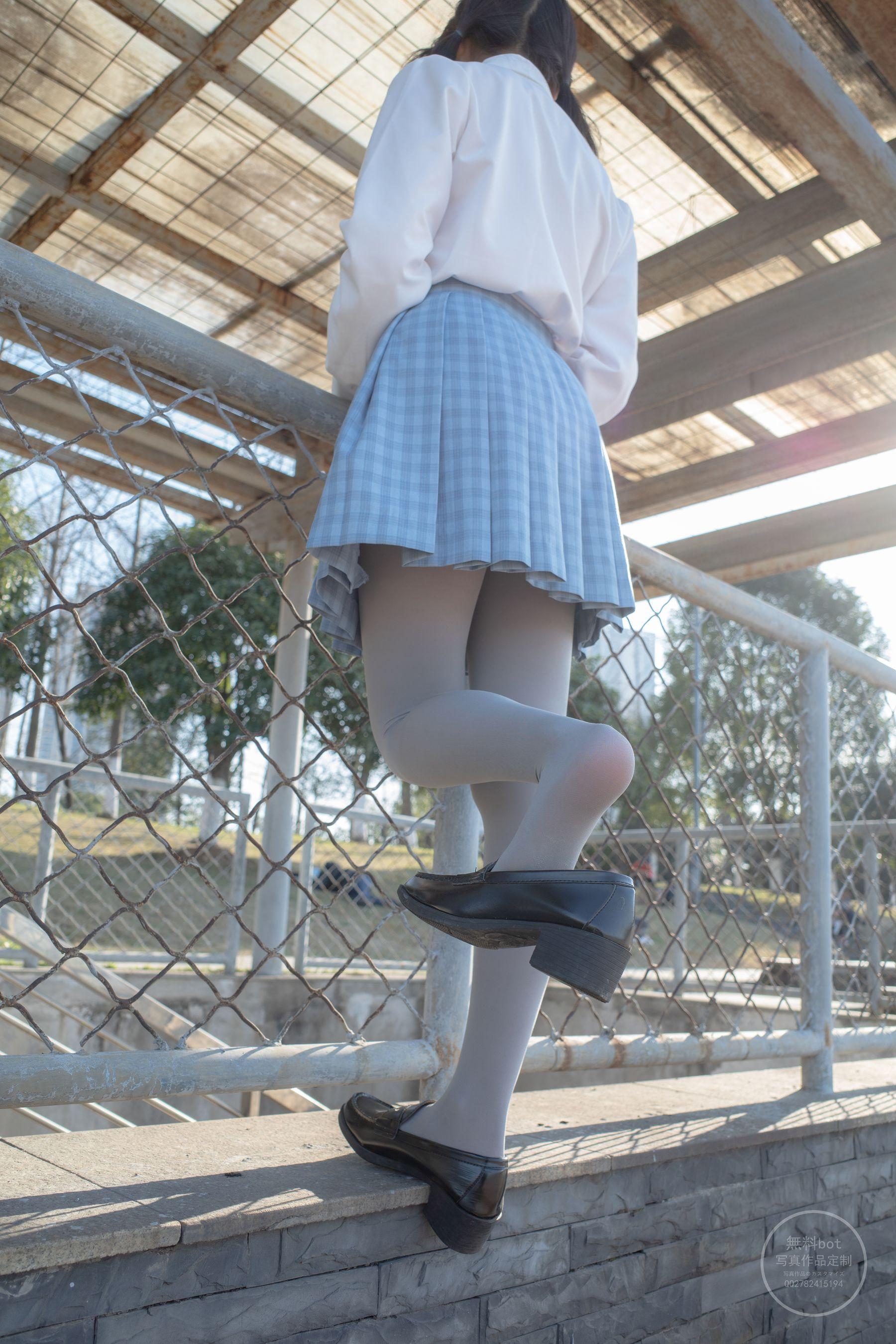 森萝财团写真 有料 NO.030 小香 户外公园里的JK制服灰丝美腿 [100P]插图6
