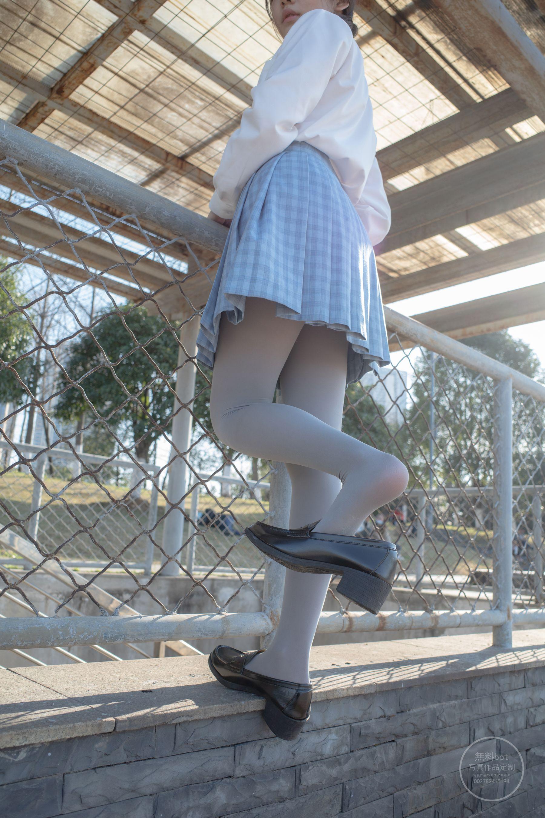 森萝财团写真 有料 NO.030 小香 户外公园里的JK制服灰丝美腿 [100P]插图7