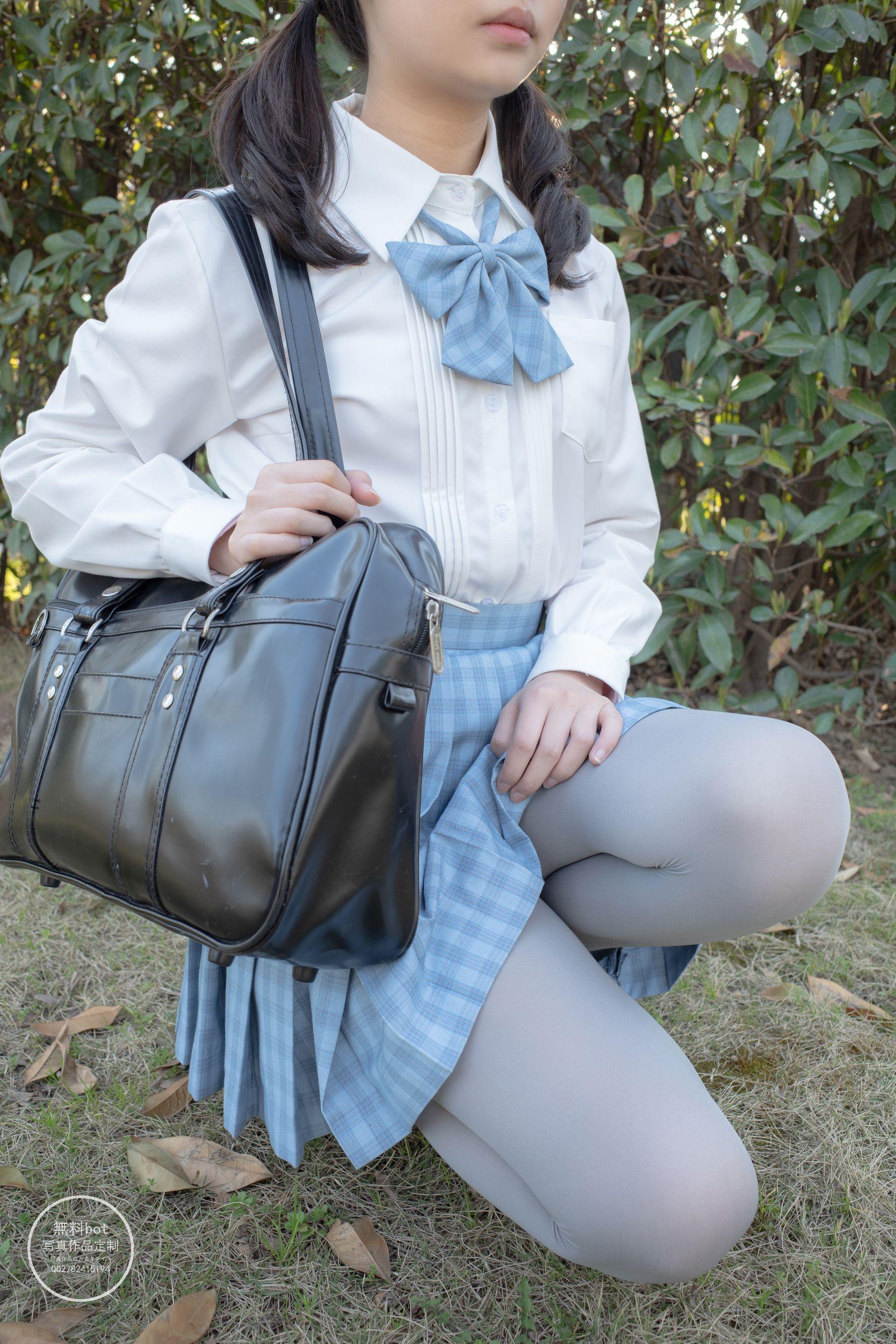 森萝财团写真 有料 NO.030 小香 户外公园里的JK制服灰丝美腿 [100P]插图9