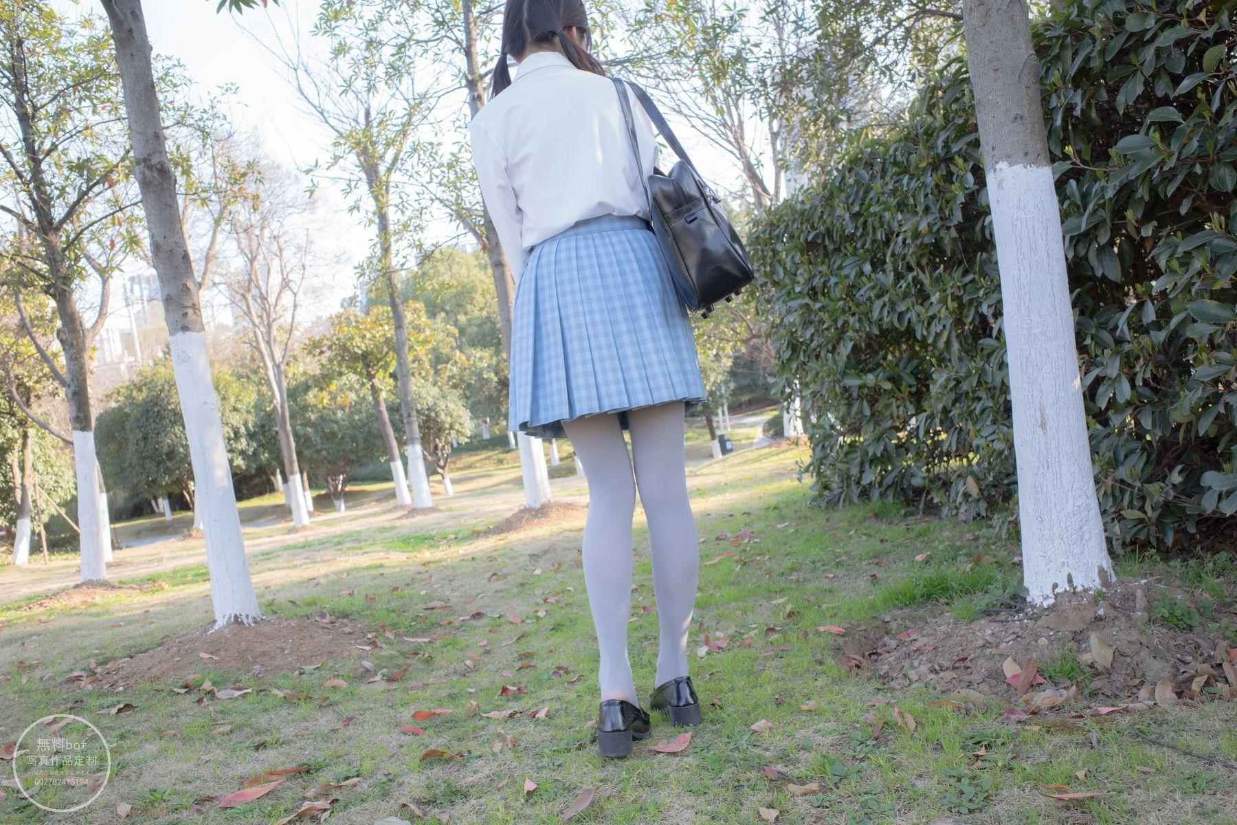 森萝财团写真 有料 NO.030 小香 户外公园里的JK制服灰丝美腿 [100P]插图