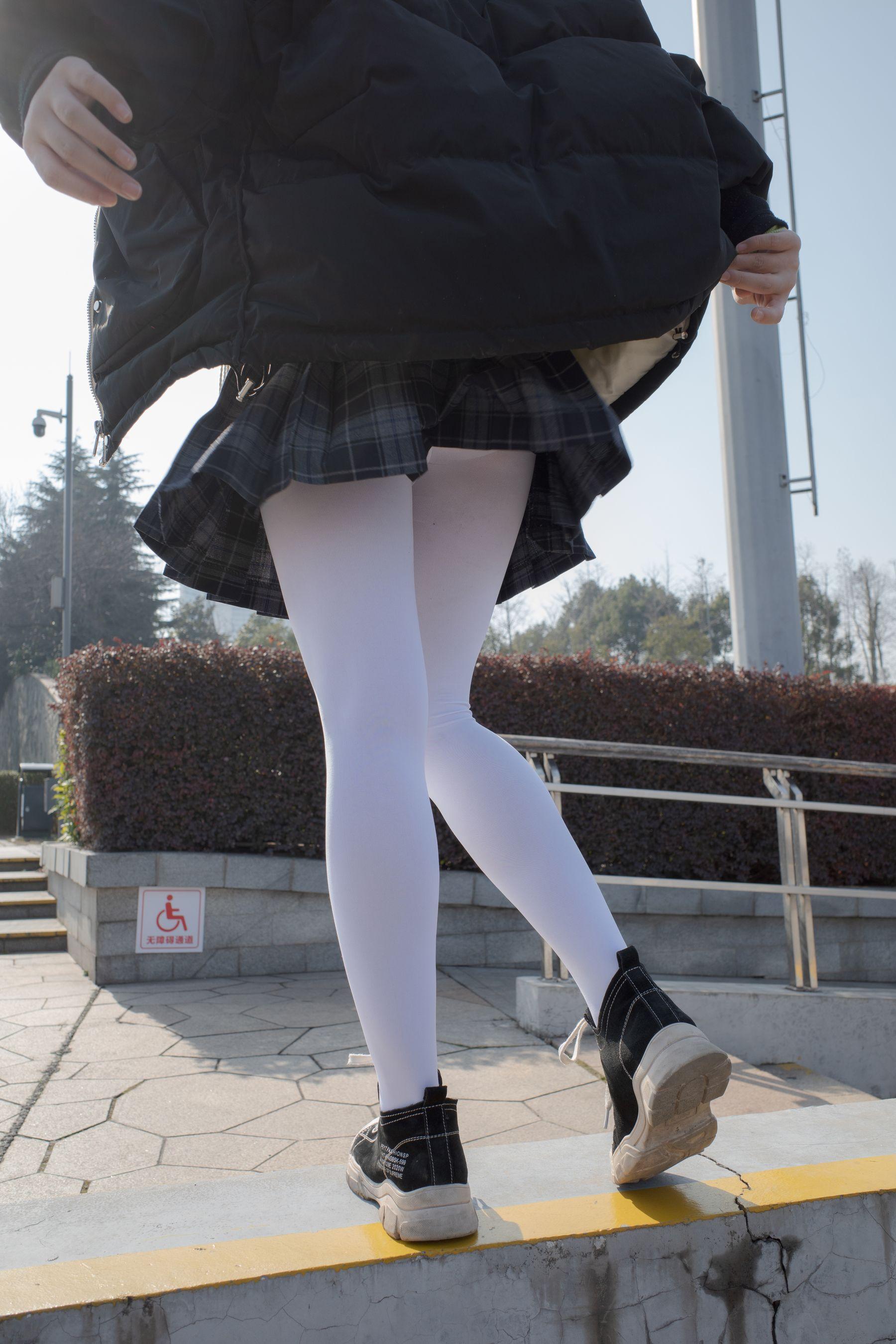森萝财团写真 有料 NO.022 小茵 户外公园帆布鞋白丝 [84P]插图