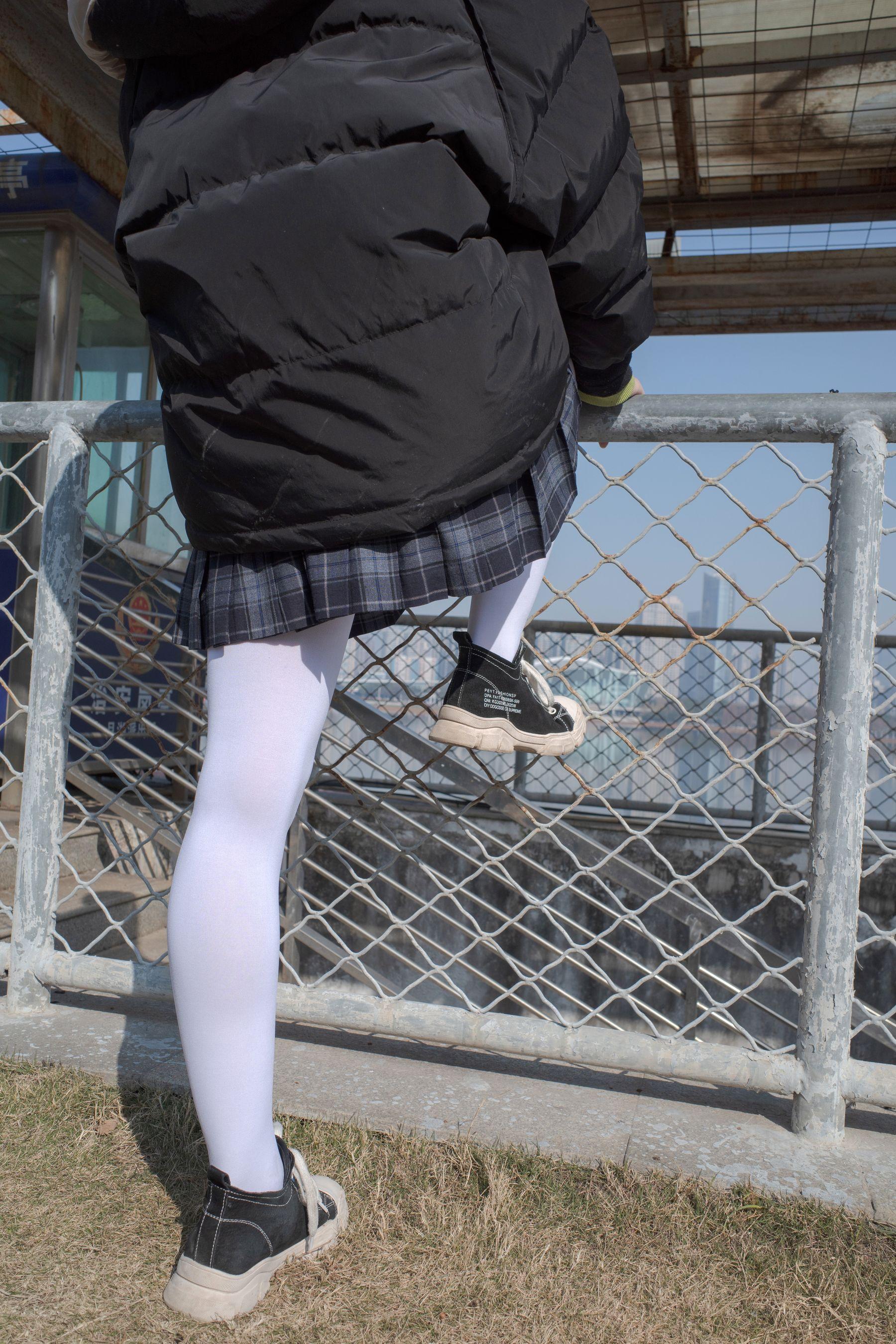 森萝财团写真 有料 NO.022 小茵 户外公园帆布鞋白丝 [84P]插图2