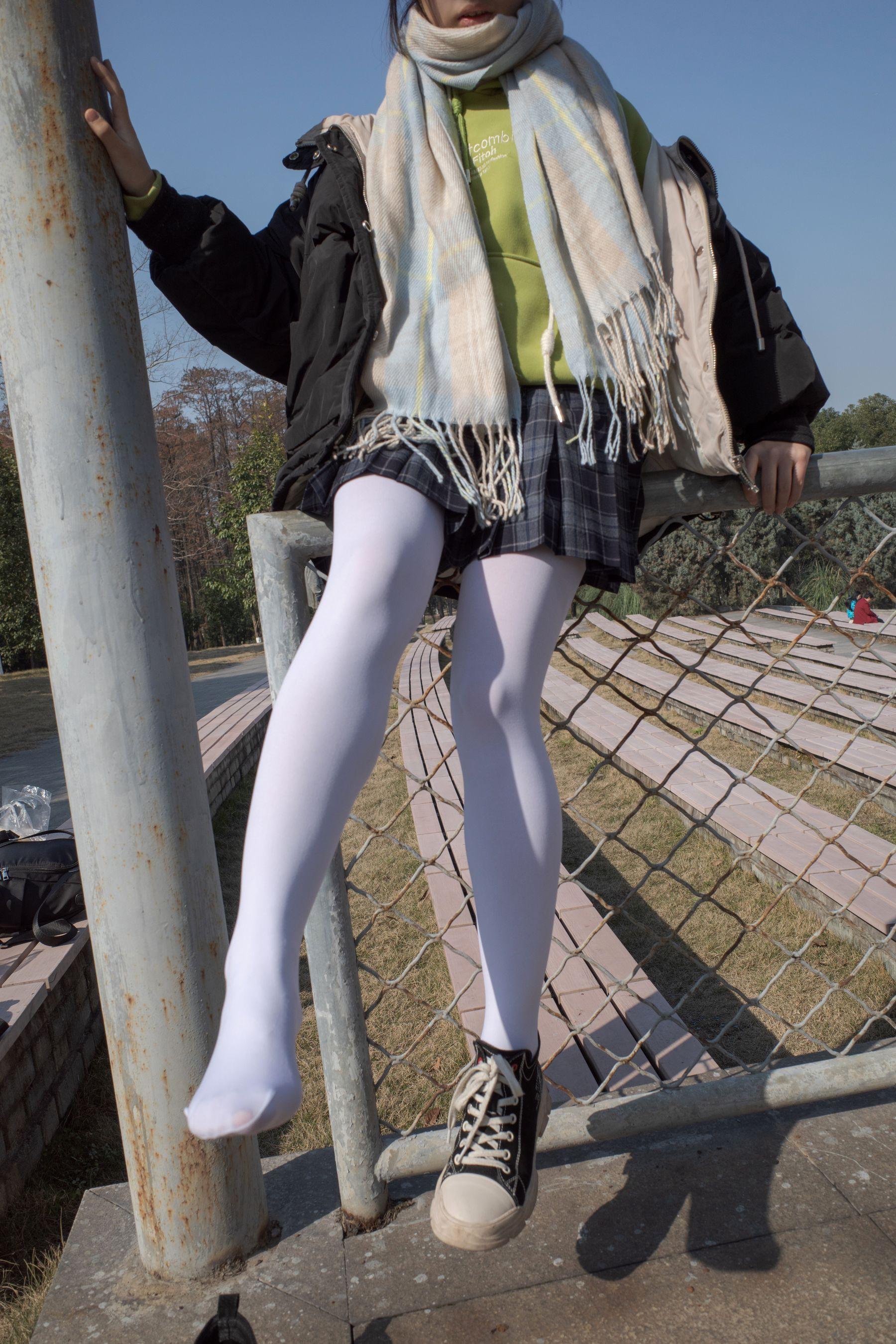 森萝财团写真 有料 NO.022 小茵 户外公园帆布鞋白丝 [84P]插图9