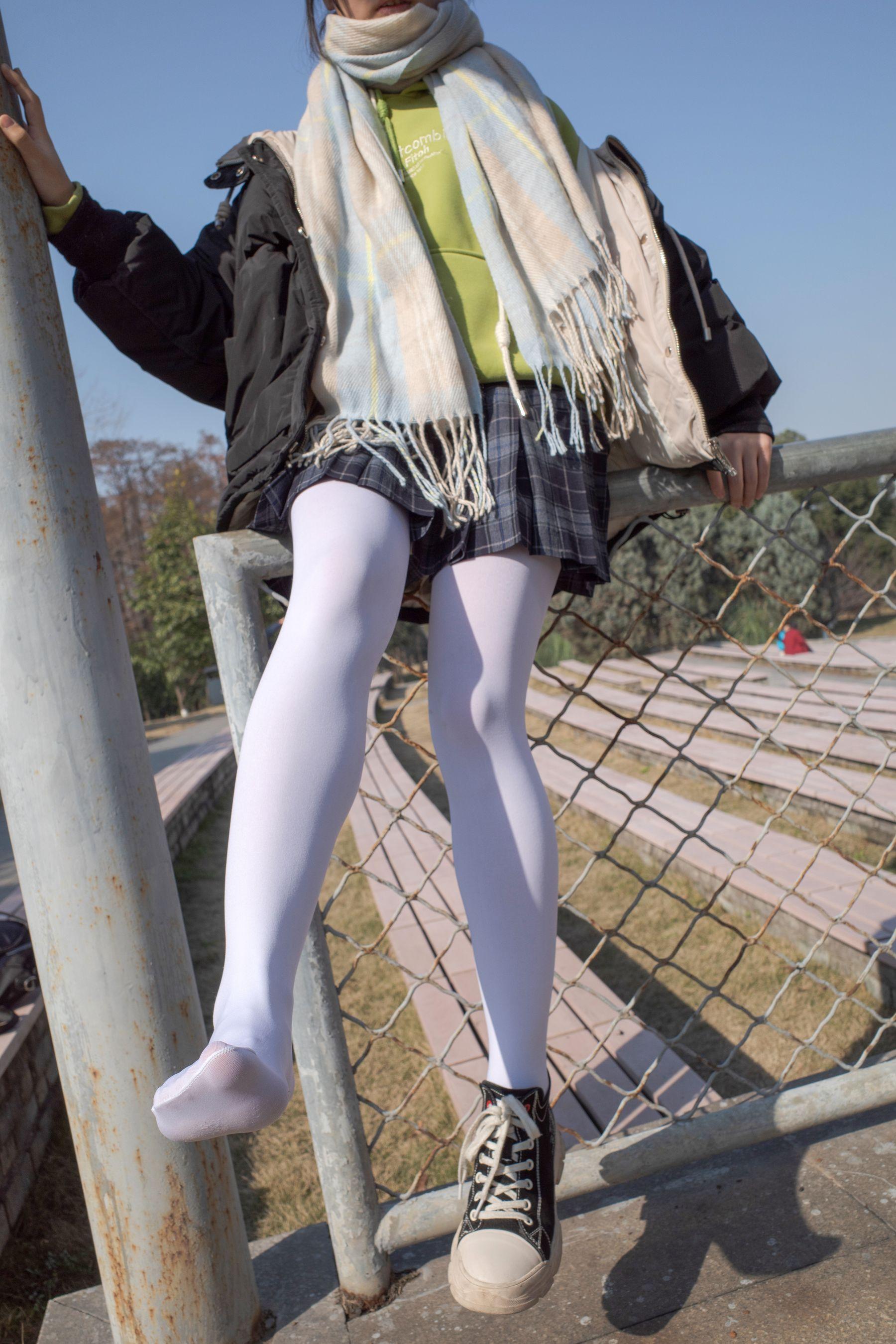 森萝财团写真 有料 NO.022 小茵 户外公园帆布鞋白丝 [84P]插图