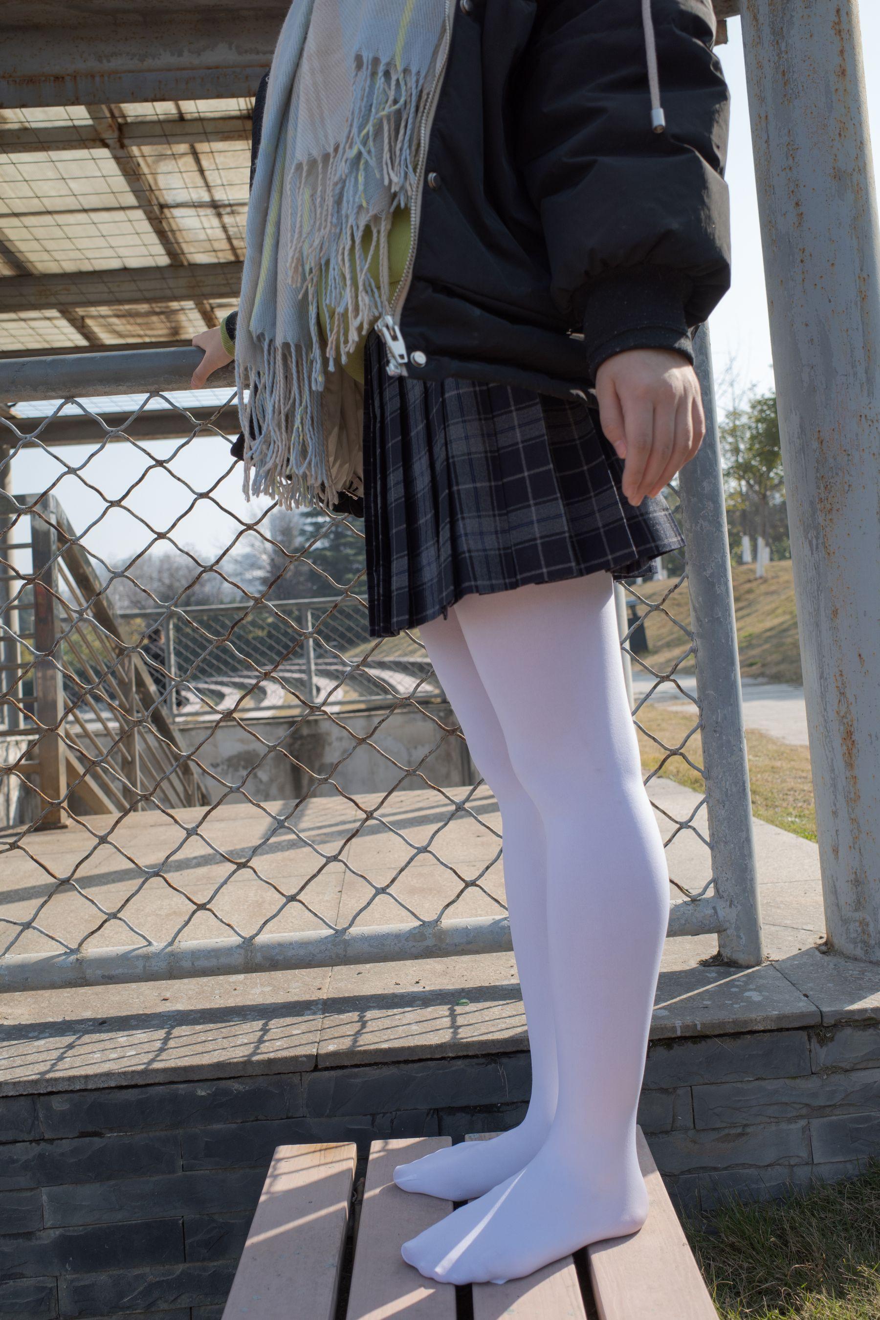 森萝财团写真 有料 NO.022 小茵 户外公园帆布鞋白丝 [84P]插图4