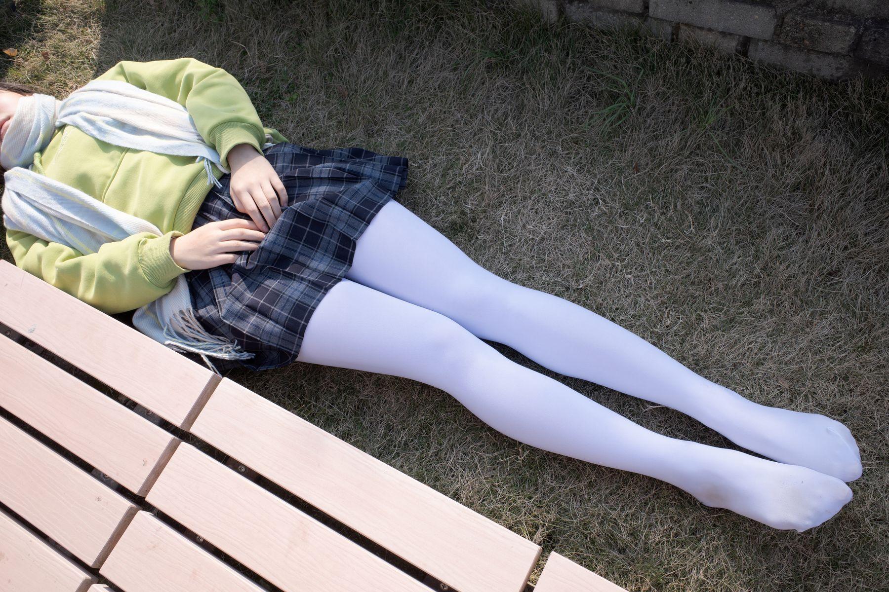 森萝财团写真 有料 NO.022 小茵 户外公园帆布鞋白丝 [84P]插图3
