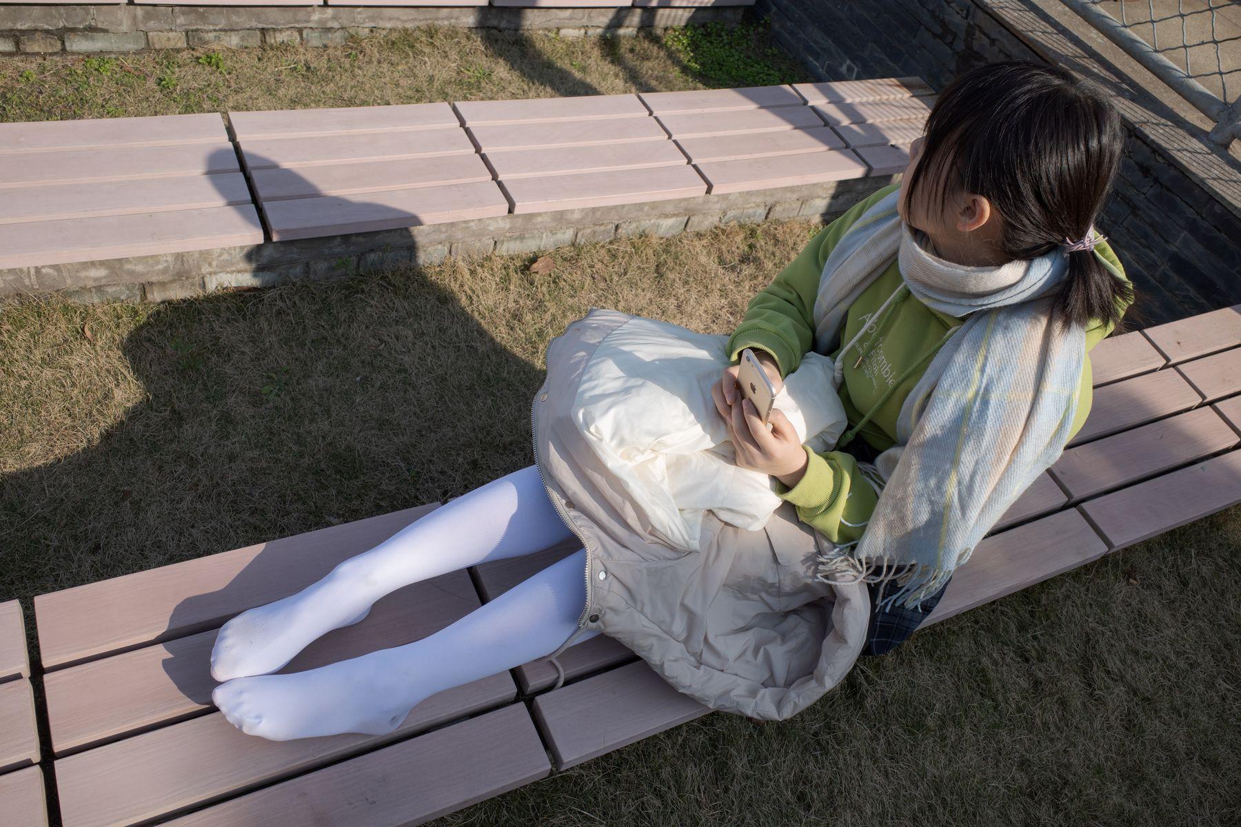 森萝财团写真 有料 NO.022 小茵 户外公园帆布鞋白丝 [84P]插图2