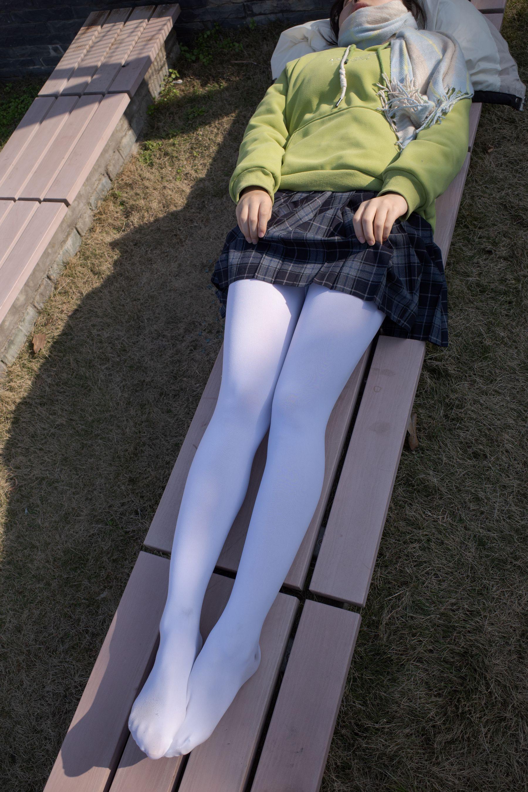 森萝财团写真 有料 NO.022 小茵 户外公园帆布鞋白丝 [84P]插图3