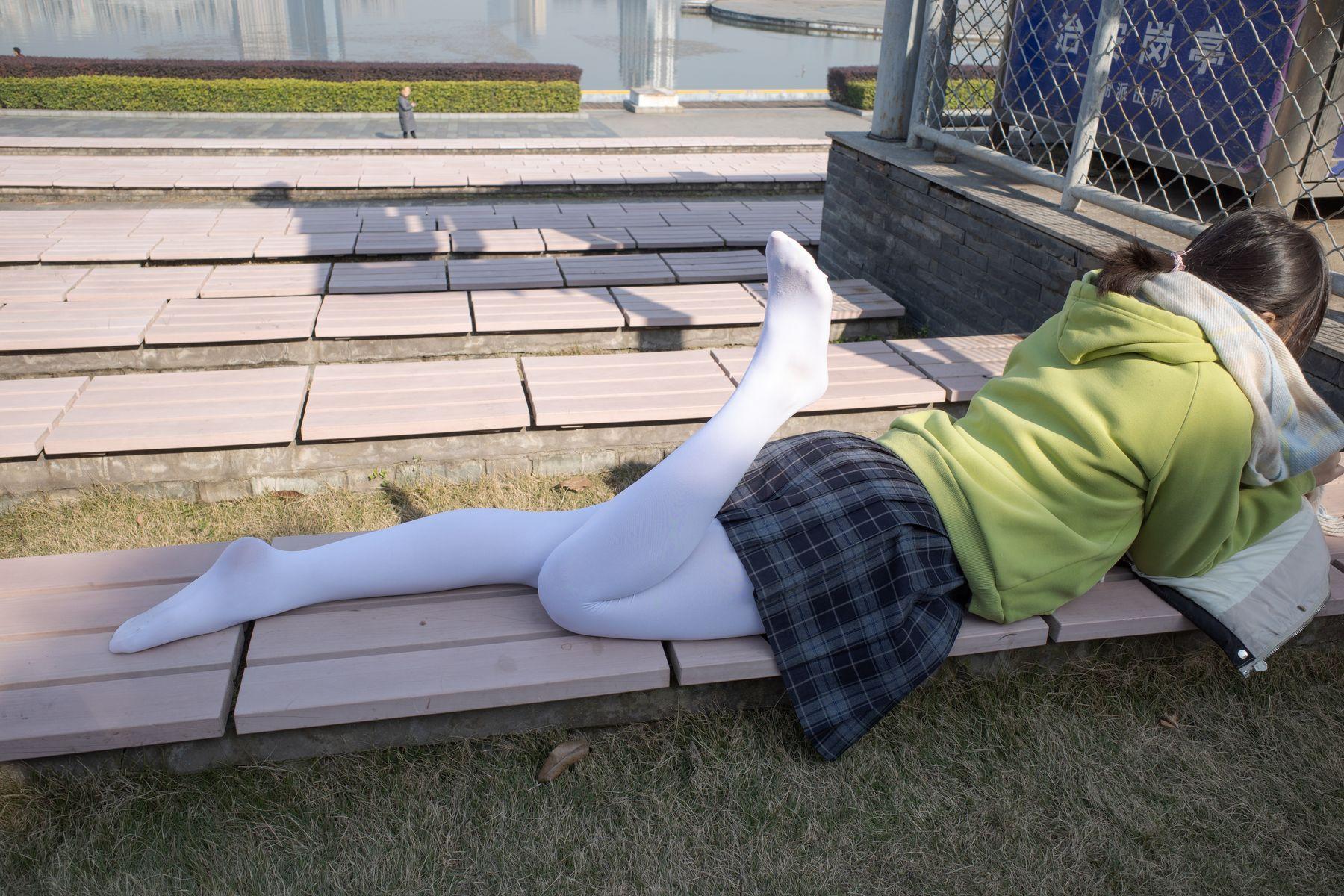 森萝财团写真 有料 NO.022 小茵 户外公园帆布鞋白丝 [84P]插图8