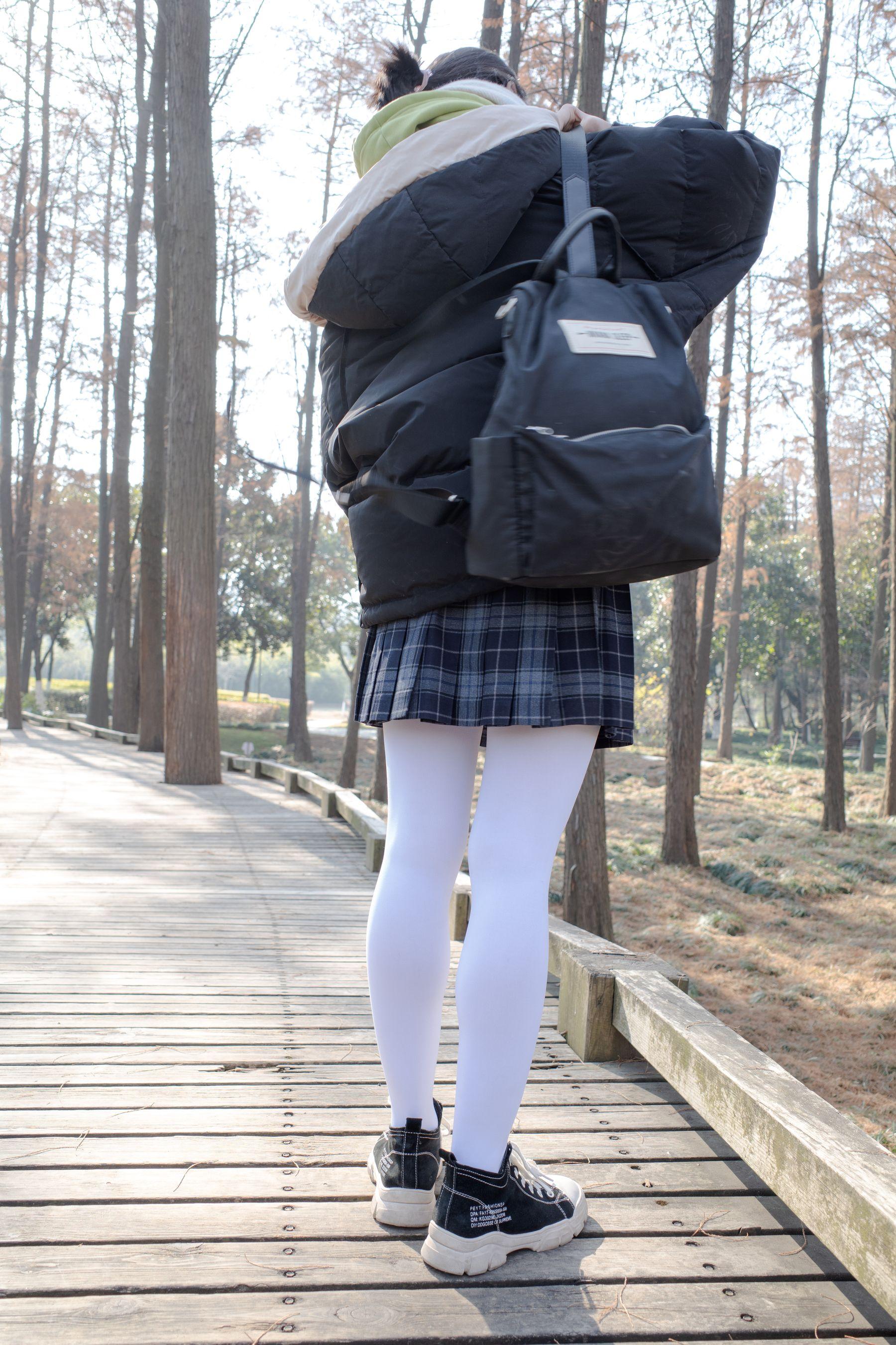 森萝财团写真 有料 NO.022 小茵 户外公园帆布鞋白丝 [84P]插图3