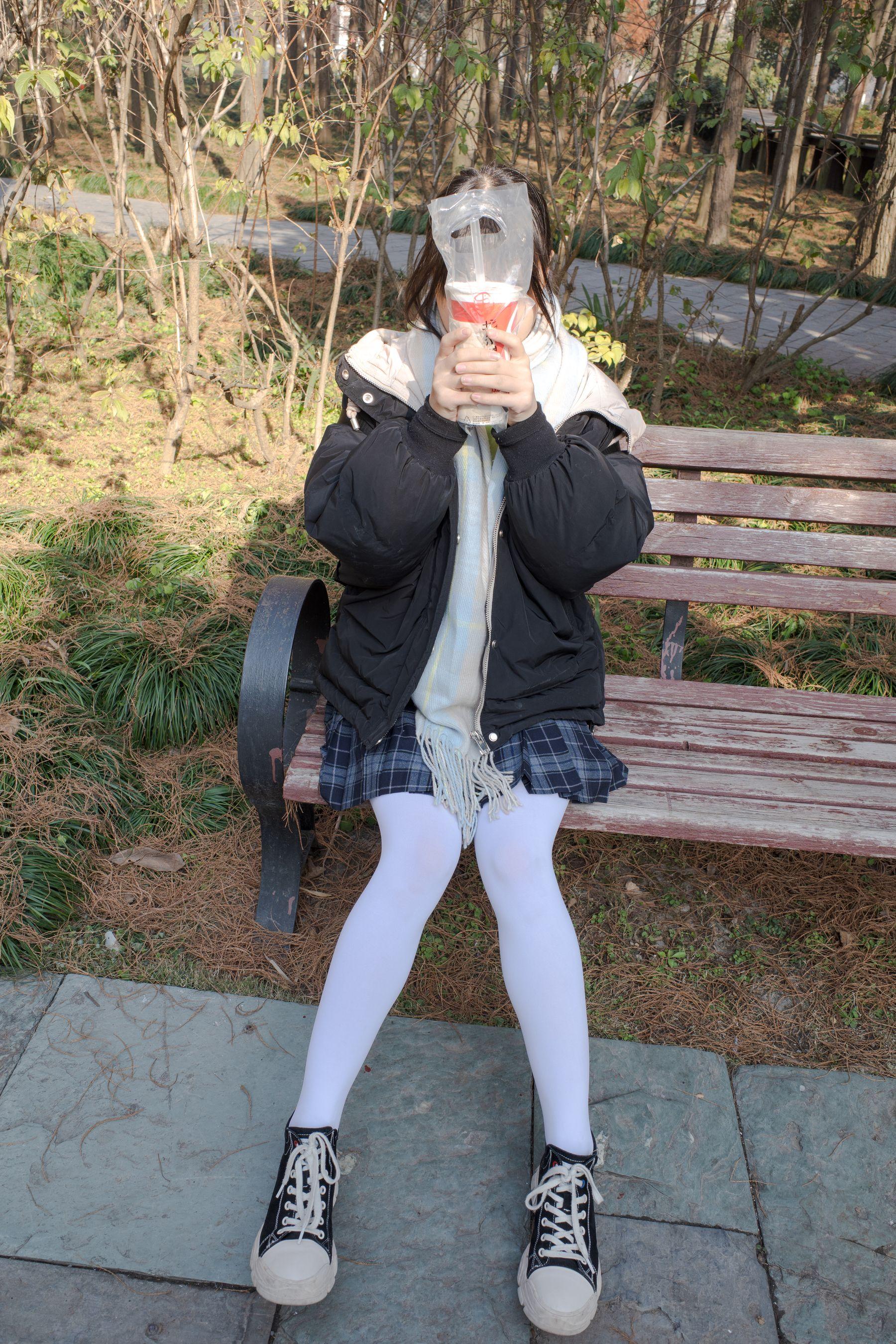 森萝财团写真 有料 NO.022 小茵 户外公园帆布鞋白丝 [84P]插图4