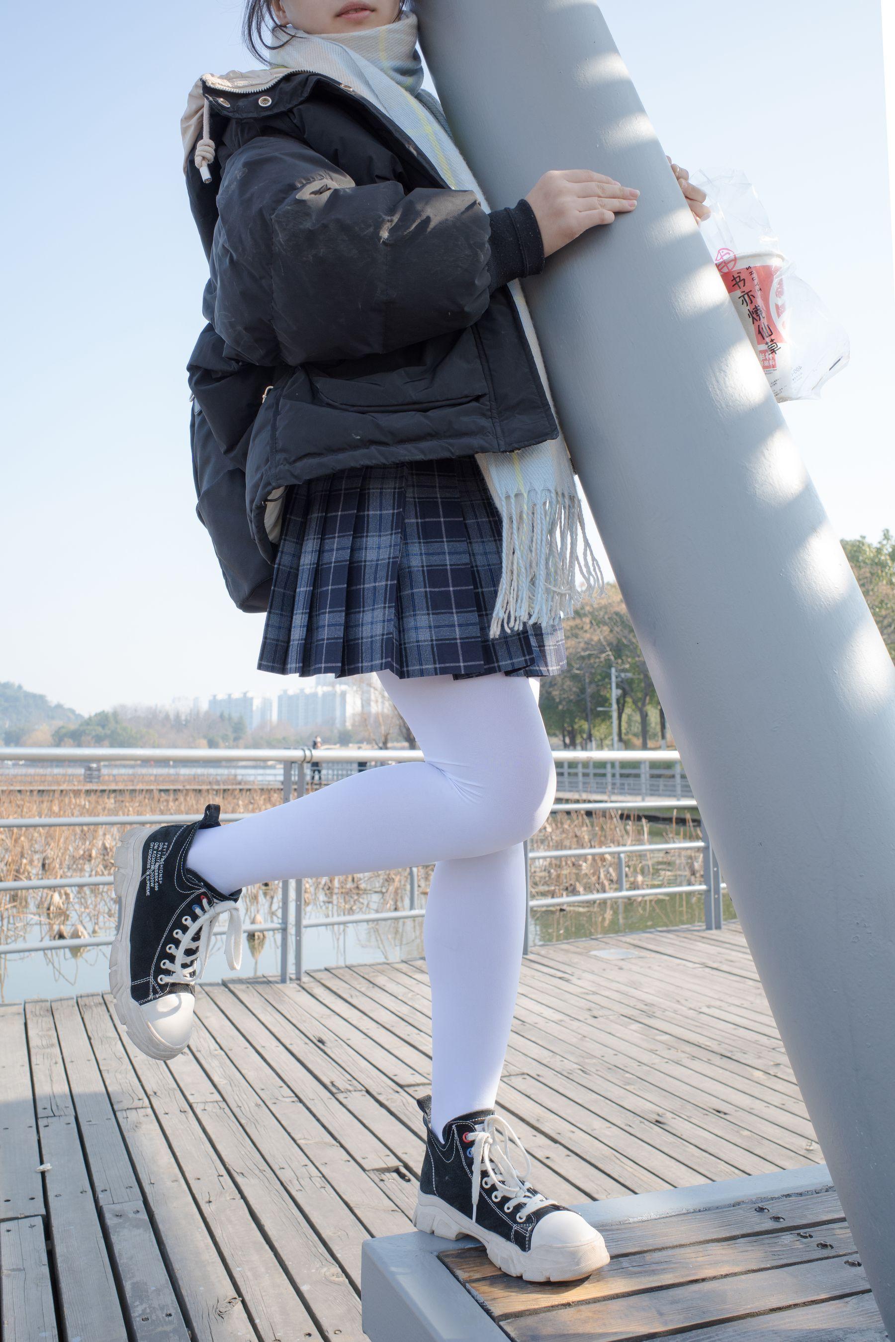 森萝财团写真 有料 NO.022 小茵 户外公园帆布鞋白丝 [84P]插图2
