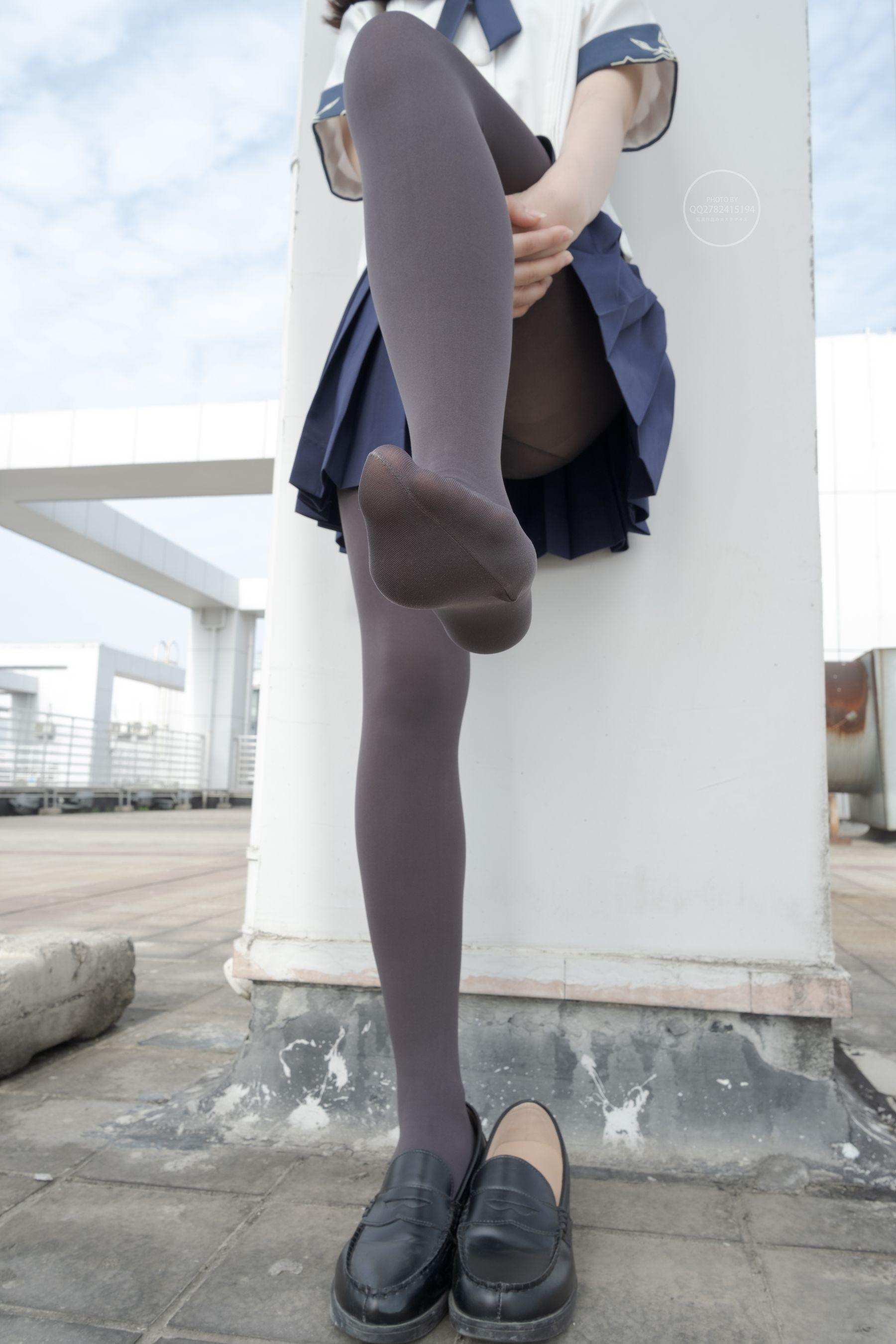 森萝财团写真 有料 NO.039 小香 天台上的JK灰丝美少女 [90P]插图9