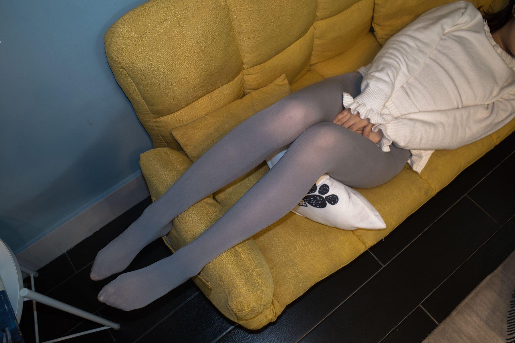 森萝财团 随拍-002 小香 灰丝80D [92P]插图1