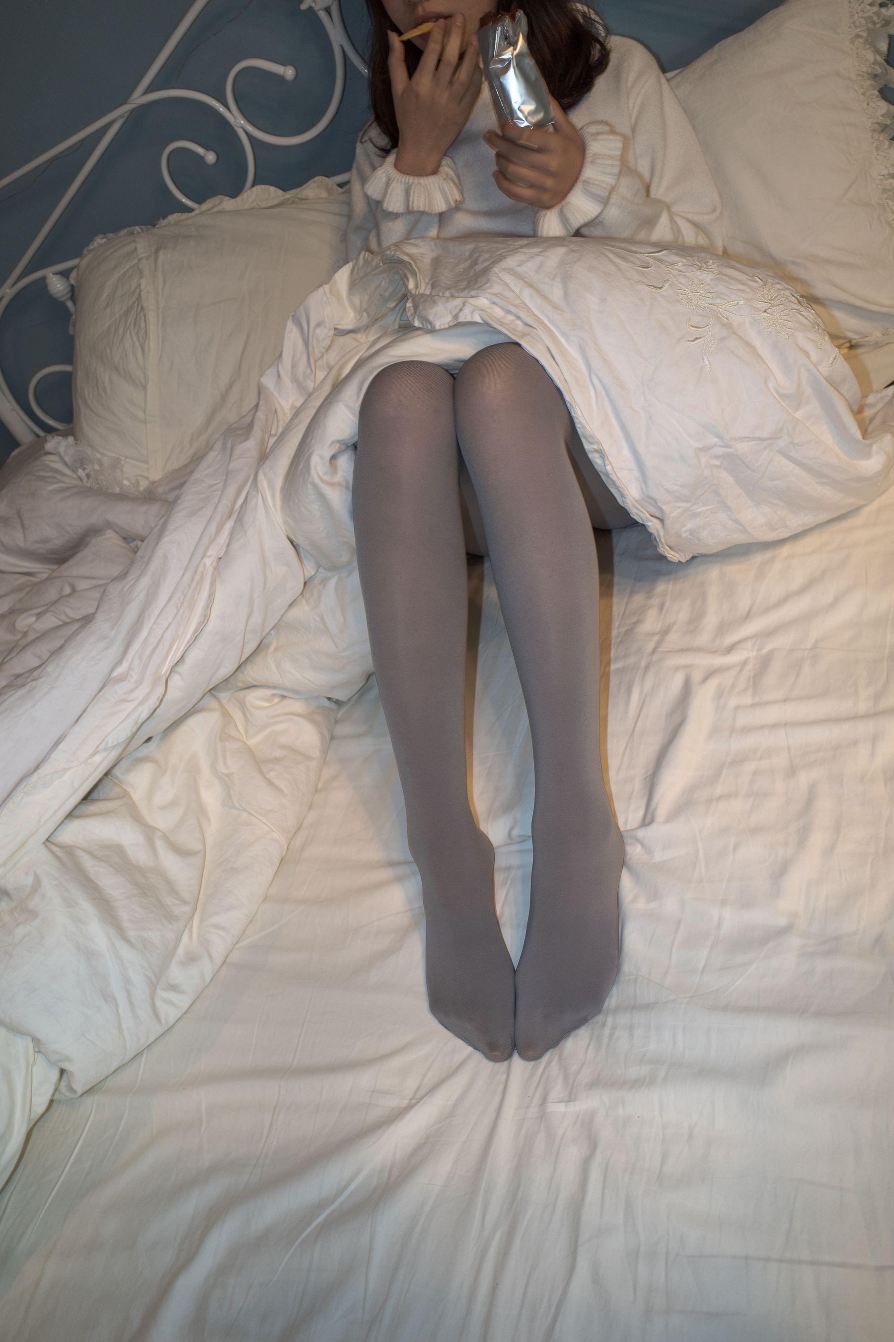 森萝财团 随拍-002 小香 灰丝80D [92P]插图2