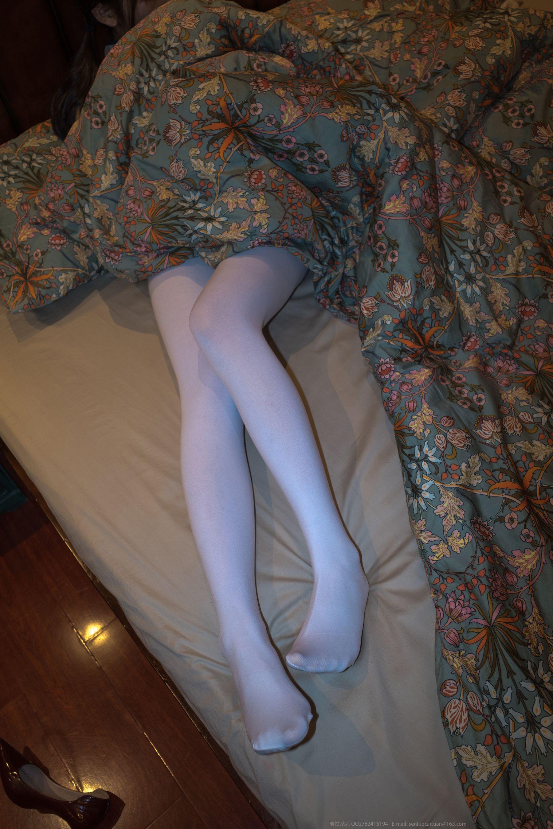 森萝财团 随拍-001 小香 白丝80D [77P]插图4