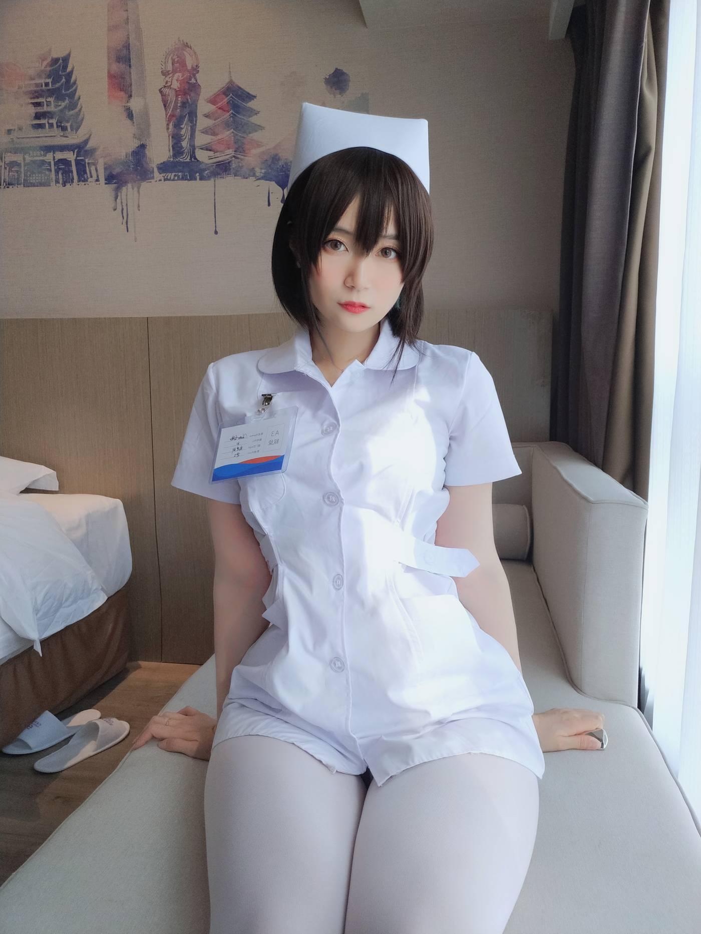 白银81 – NO.13 短发小护士[37P]插图