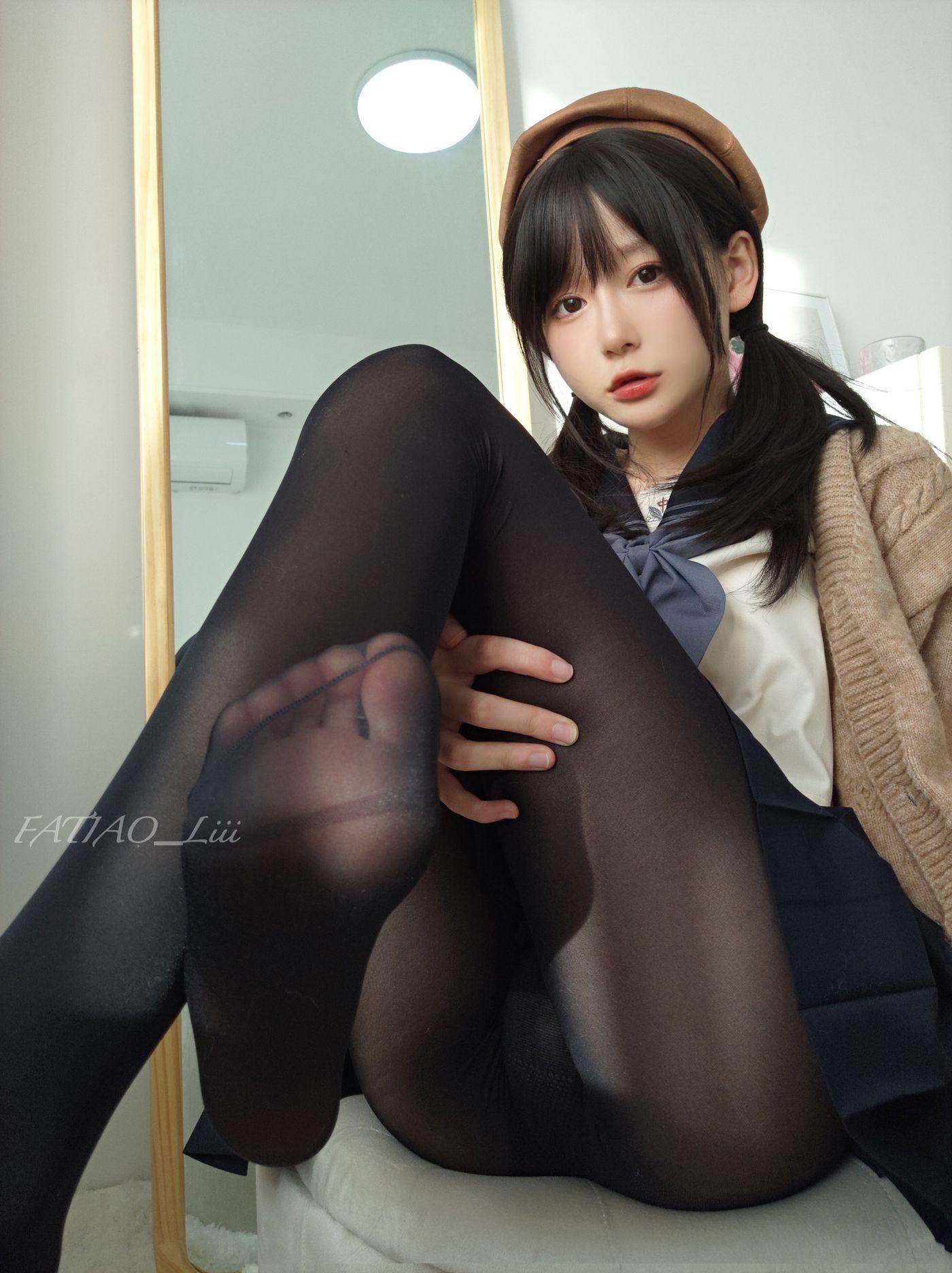 迷之呆梨 NO.030 fantia 2023年02月合集-2023-02-05 制服の中に何を着ているのか見たいですか[28P]插图2