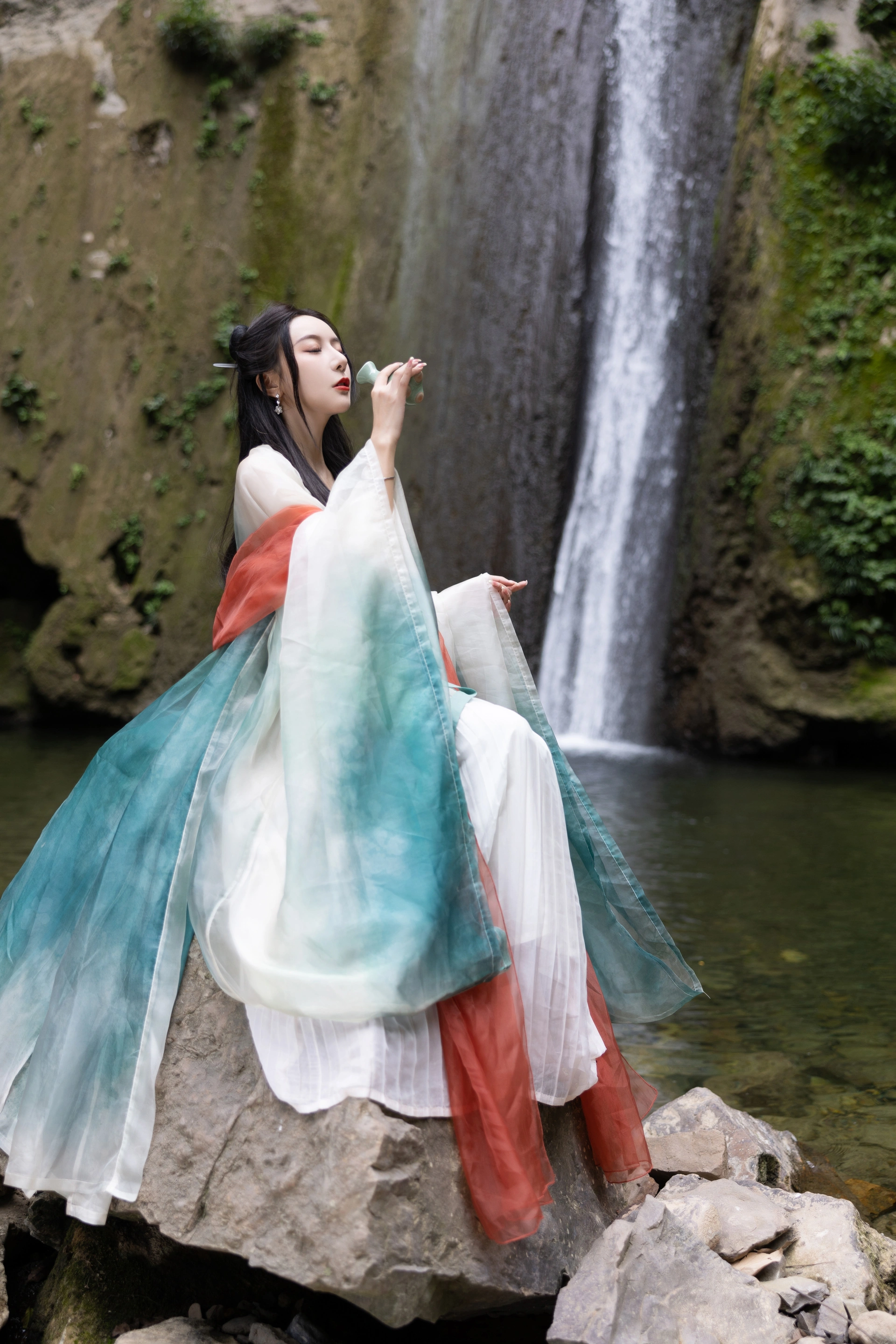 王馨瑶Yanni – NO.030 内购无水印 VOL.889 绿色古装-瀑布 0