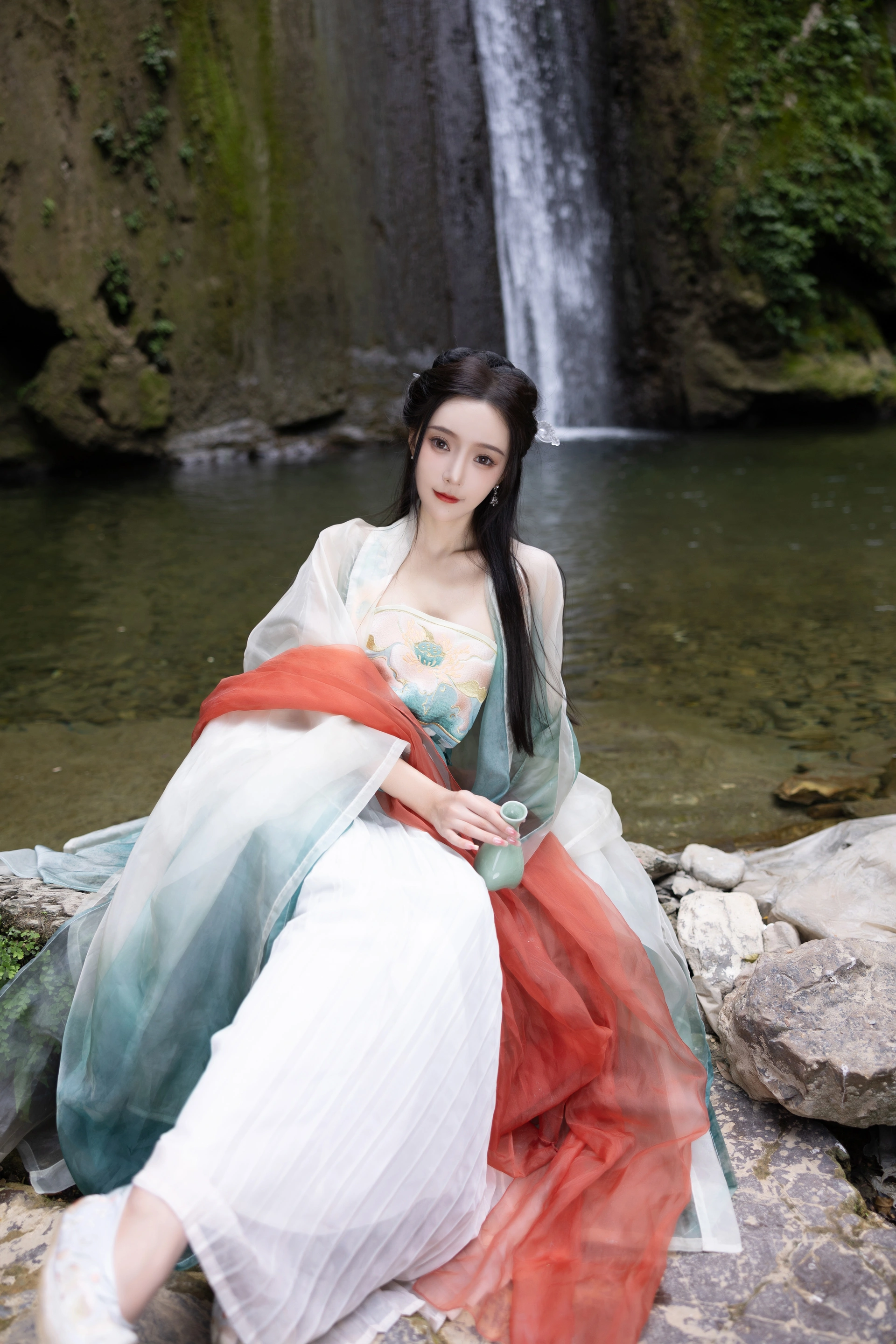 王馨瑶Yanni – NO.030 内购无水印 VOL.889 绿色古装-瀑布 1
