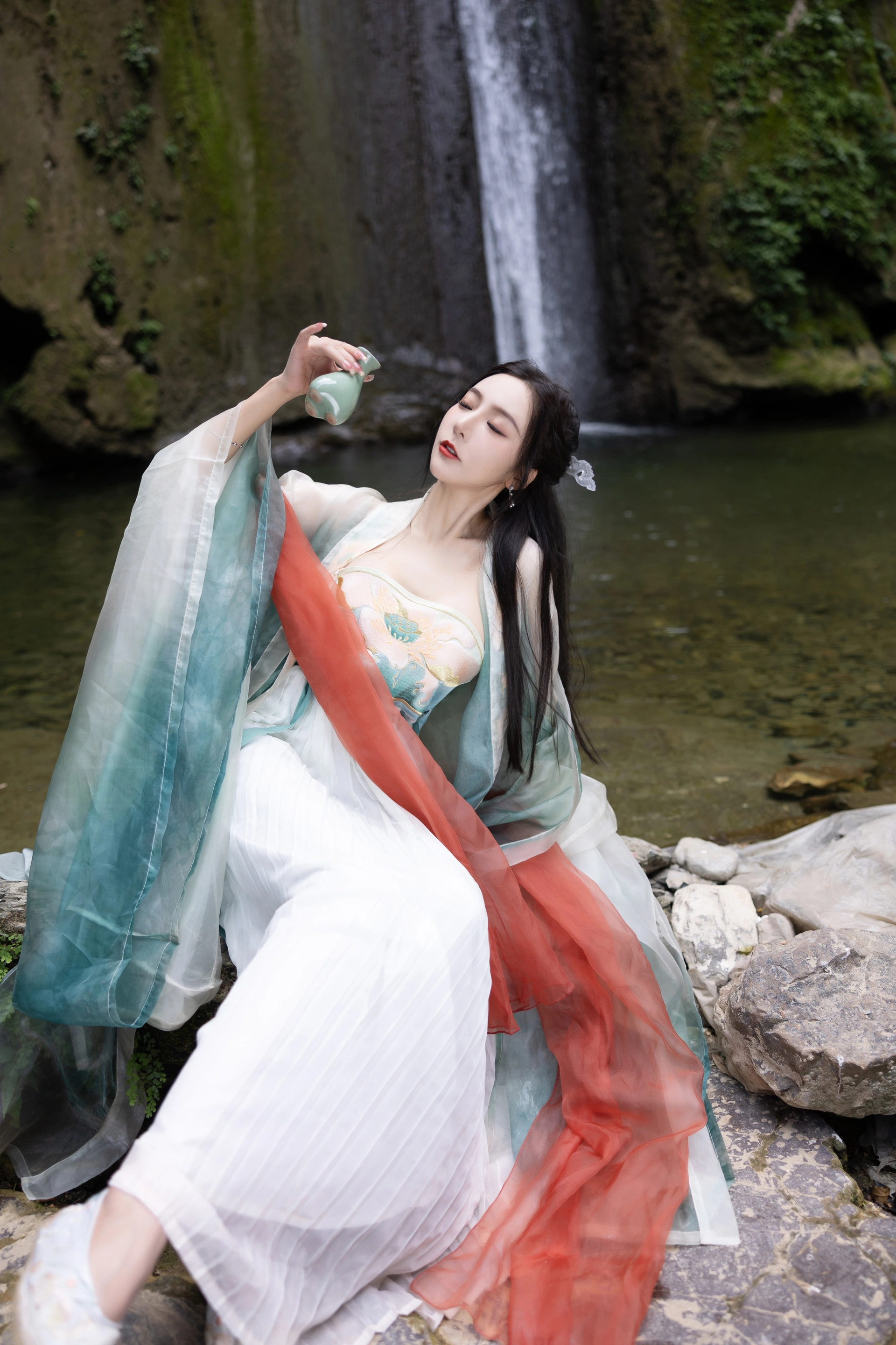 王馨瑶Yanni – NO.030 内购无水印 VOL.889 绿色古装-瀑布 2